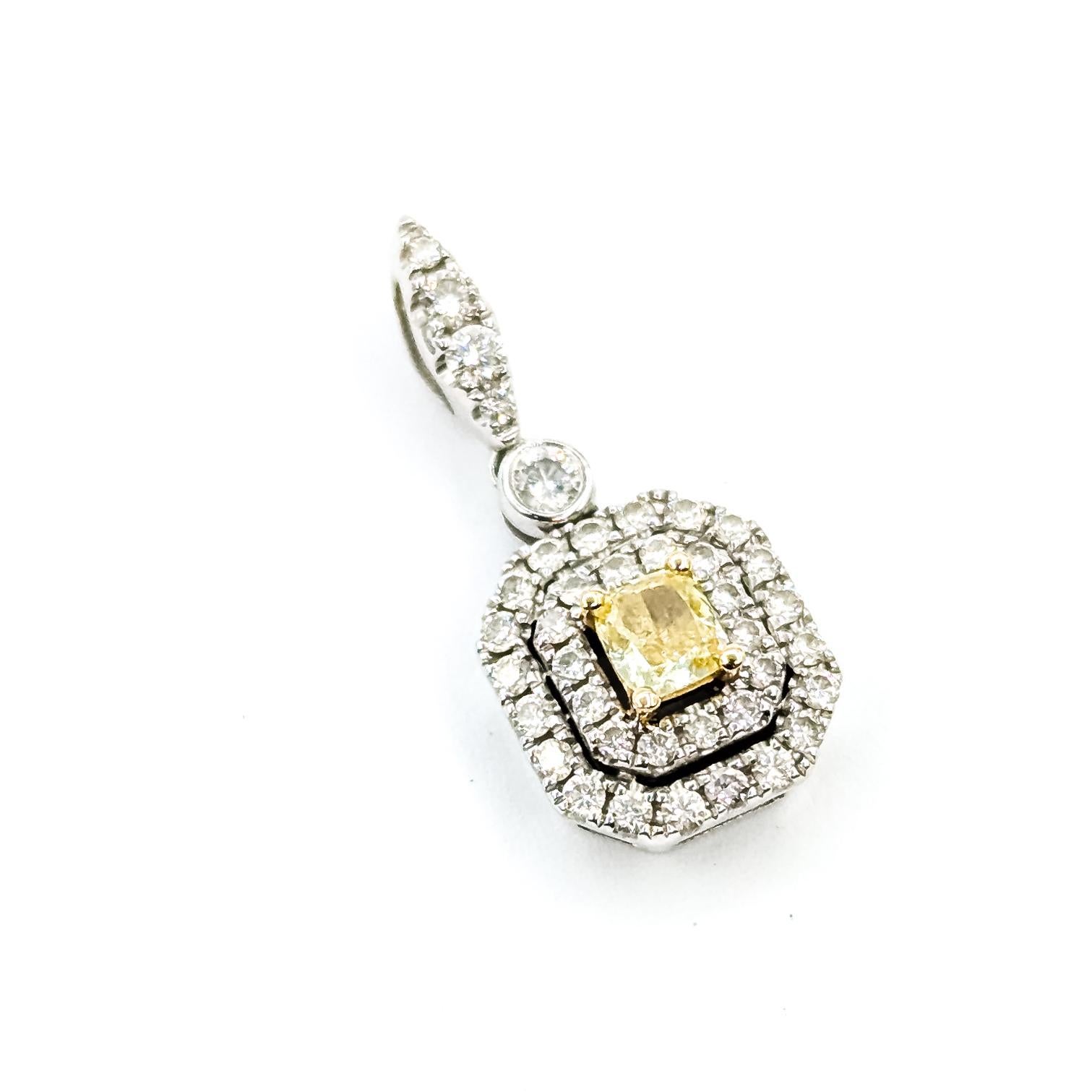 Pendentif diamant en or blanc 14k

Ce pendentif est réalisé en or blanc 14k et présente au centre un diamant de taille princesse de couleur jaune fantaisie de 0,37 carat, fixé dans des griffes en or jaune pour rehausser sa couleur chaude. La pierre