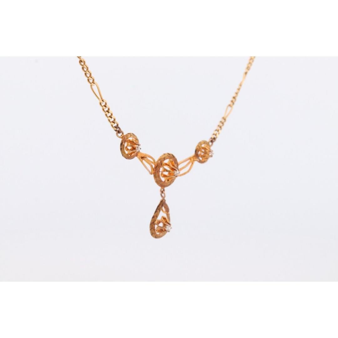 Vintage des années 1910
MATERIAL : Or, Pierre
Pierre précieuse : Diamant

Style : Art nouveau

Collier Art Nouveau 14k. Petits diamants sertis dans une monture en forme de bouton d'or.
Design/One avec collier à chaîne figaro.

Détails :
4,9 grammes