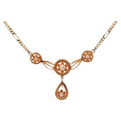 Colgante de diamantes lavaliere. Collar de oro de 14 quilates con un botón de oro engastado con diamantes.