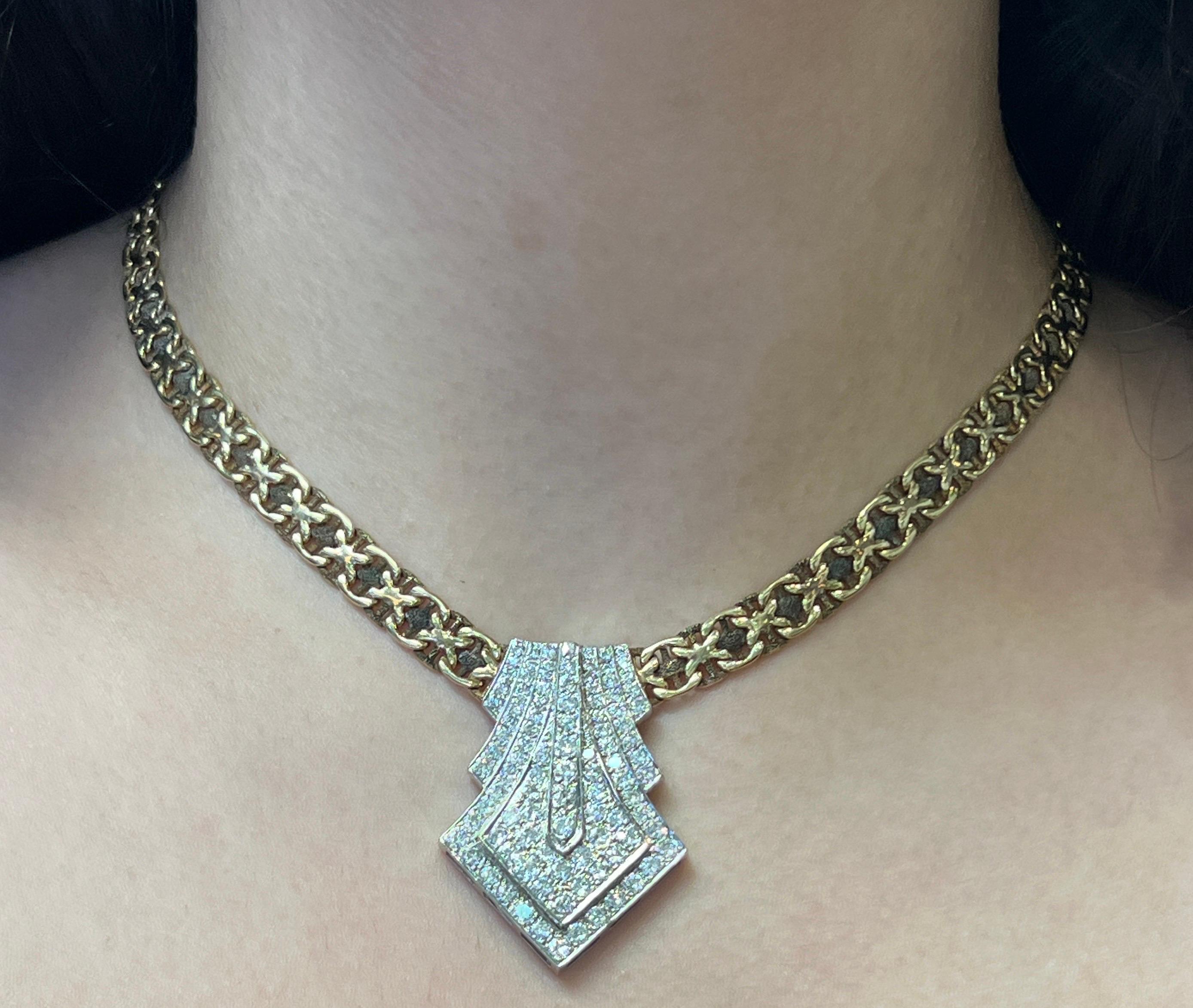 Diamond Pendant Necklace 

A pendant necklace set with 100 round cut diamonds with approximate combined Weight of 4.50 carats

Approximate Length: 17 inches
Approximate Weight: 44 grams
Metal type: 14 karat gold
