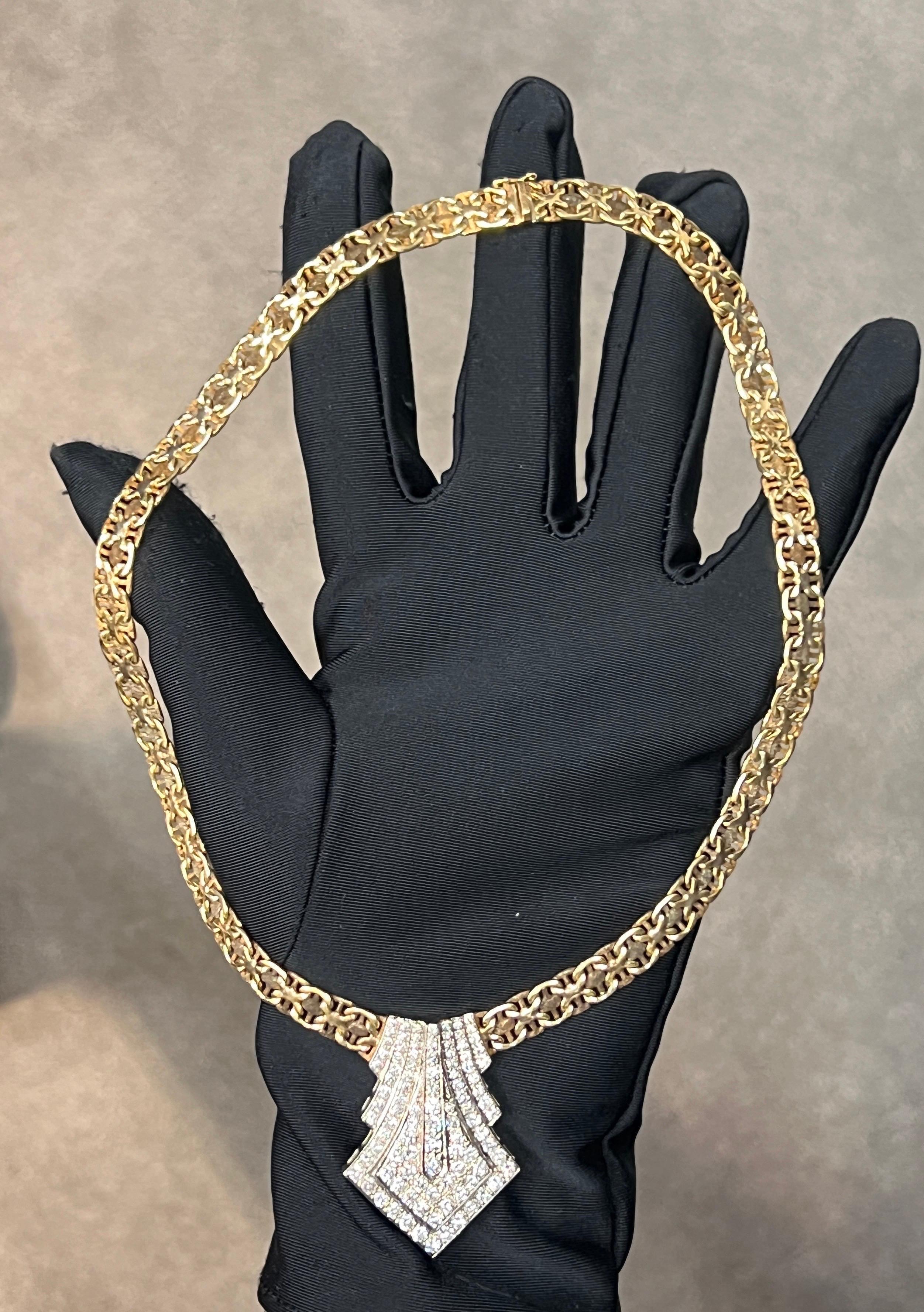 Taglio rotondo Collana con ciondolo di diamanti in vendita