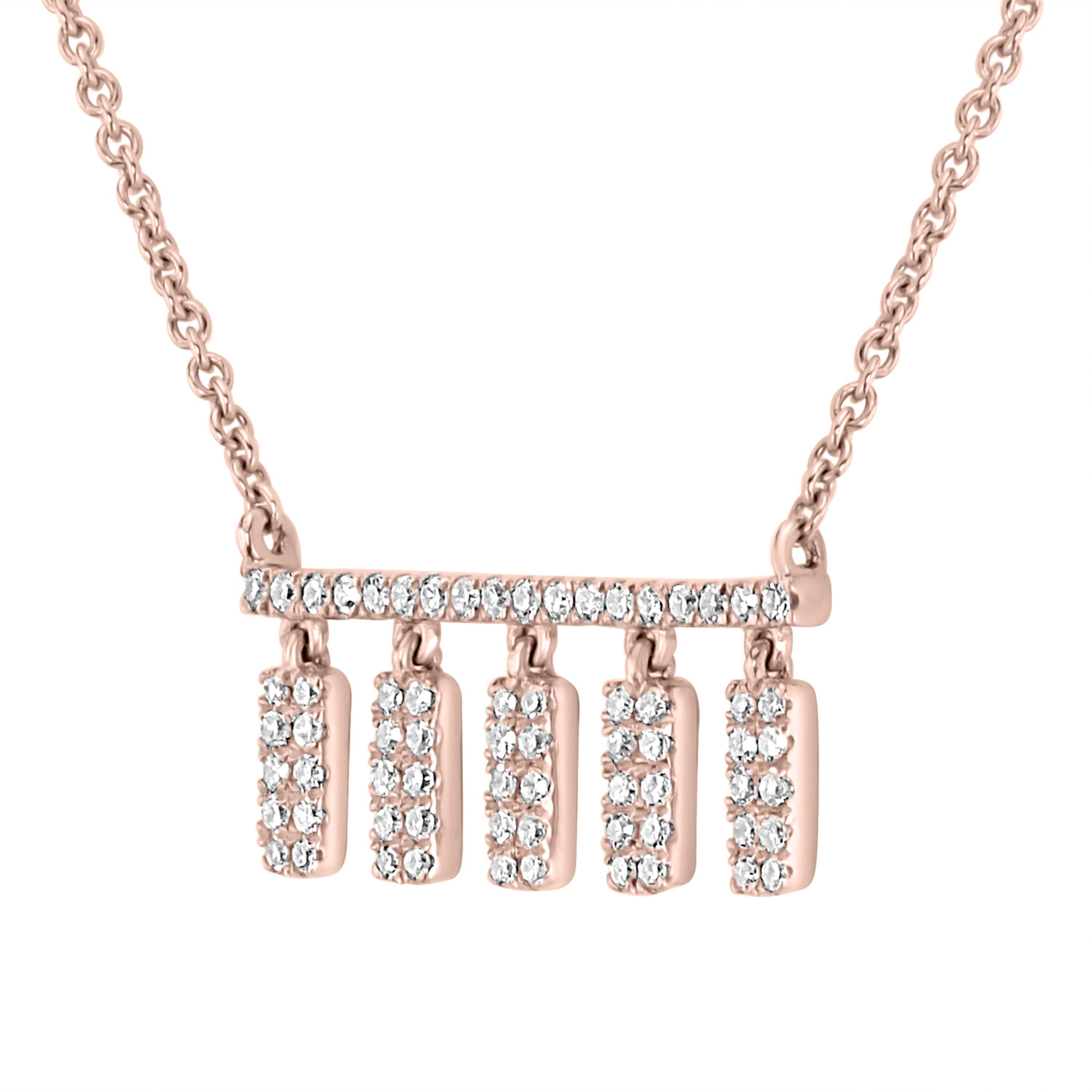 Adoptez un look classique avec ce collier pendentif Luxle composé de barres rectangulaires ornées de diamants ronds pavés scintillants qui tombent en cascade sur une délicate chaîne câblée en or rose 14 carats.

Suivez la vitrine de Luxury Jewels