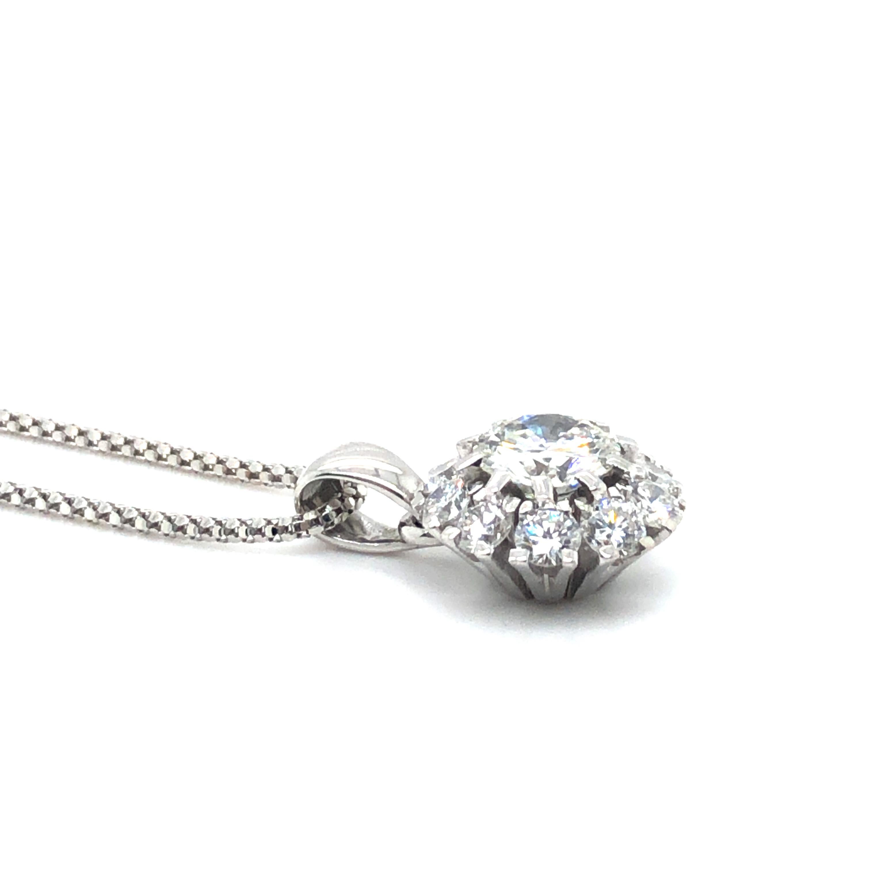 Diamond Pendant Necklace in 18 Karat White Gold In Good Condition For Sale In Lucerne, CH