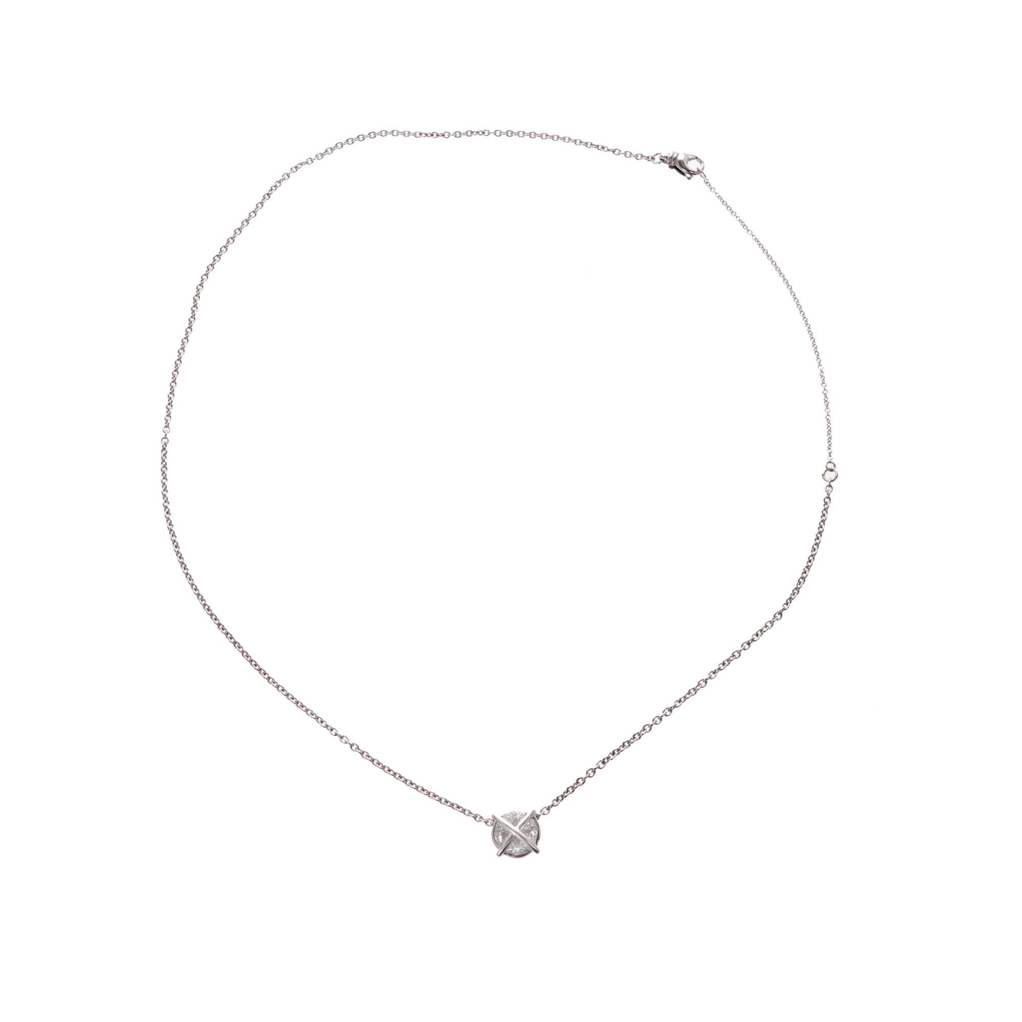 Ciondolo con diamante in platino. Lunghezza 16 pollici con prolunga di 3 pollici. 

4 diamanti curvi a brillante H. H. VS Circa 1,00 carati 
Platino
Dall'alto verso il basso: 9,89 mm
Larghezza: 9,99 mm
Profondità o spessore: 5,29 mm
9,7