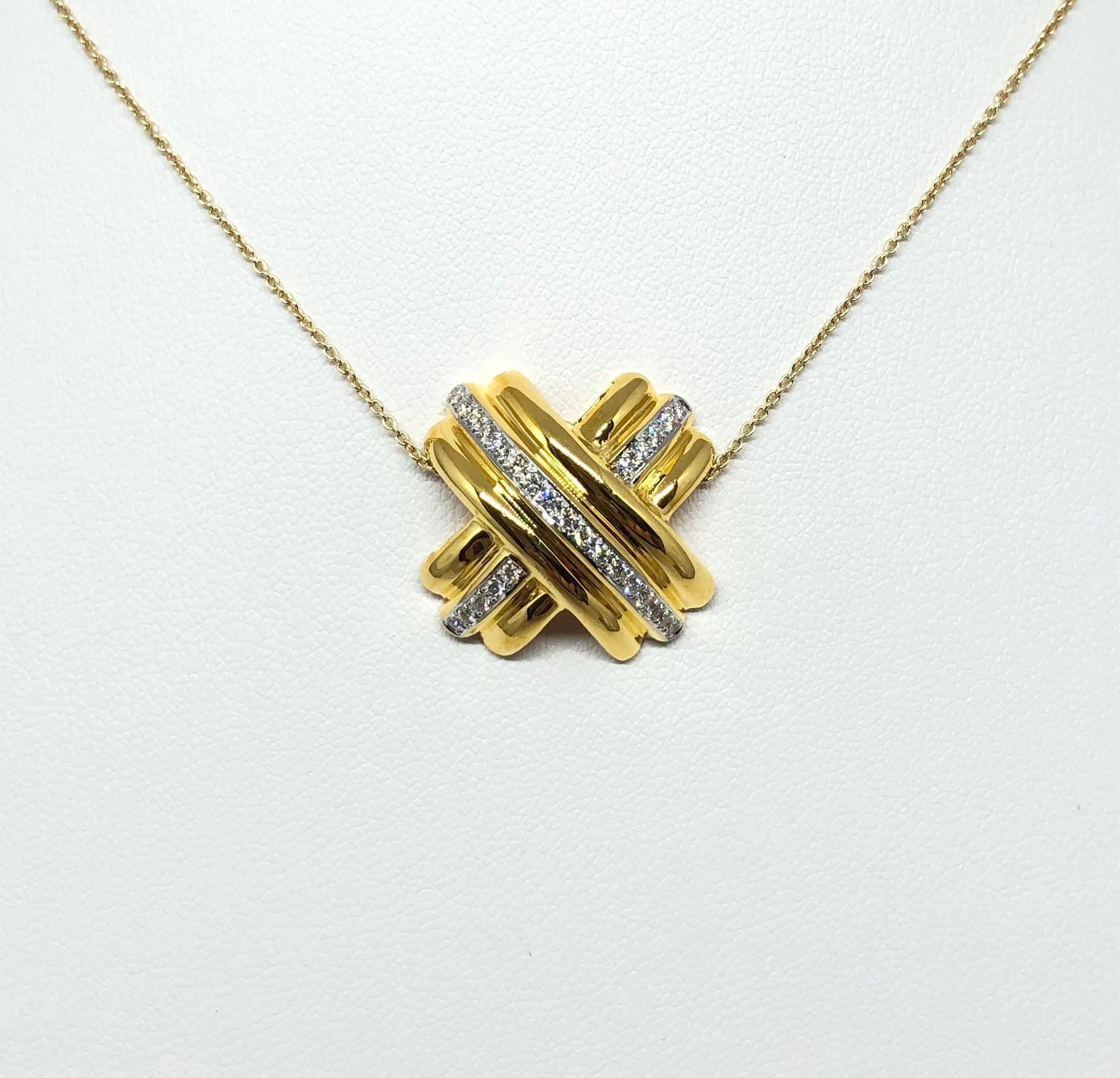 Diamond 0.28 carat Pendant set in 18 Karat Gold Settings
(chain not included)

Width:  2.4 cm 
Length: 2.4 cm
Total Weight: 5.48 grams

