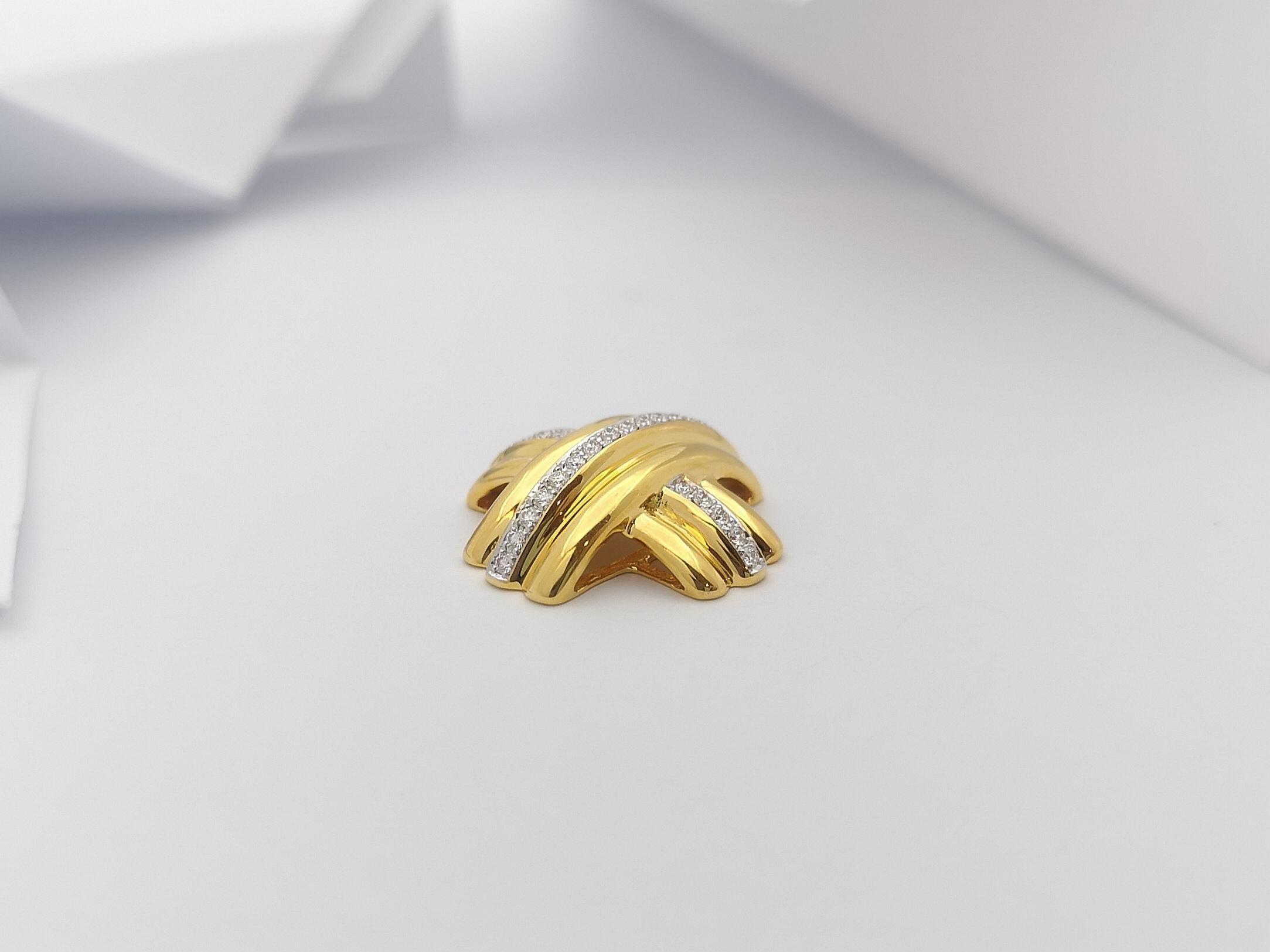 Diamond Pendant Set in 18 Karat Gold Settings For Sale 1