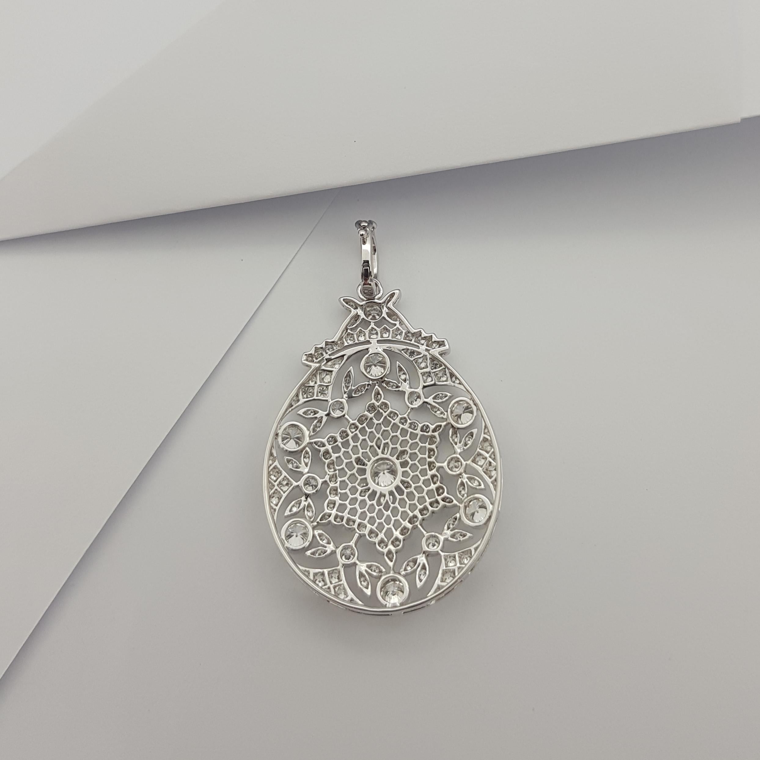 Diamond Pendant Set in 18 Karat White Gold Settings For Sale 4