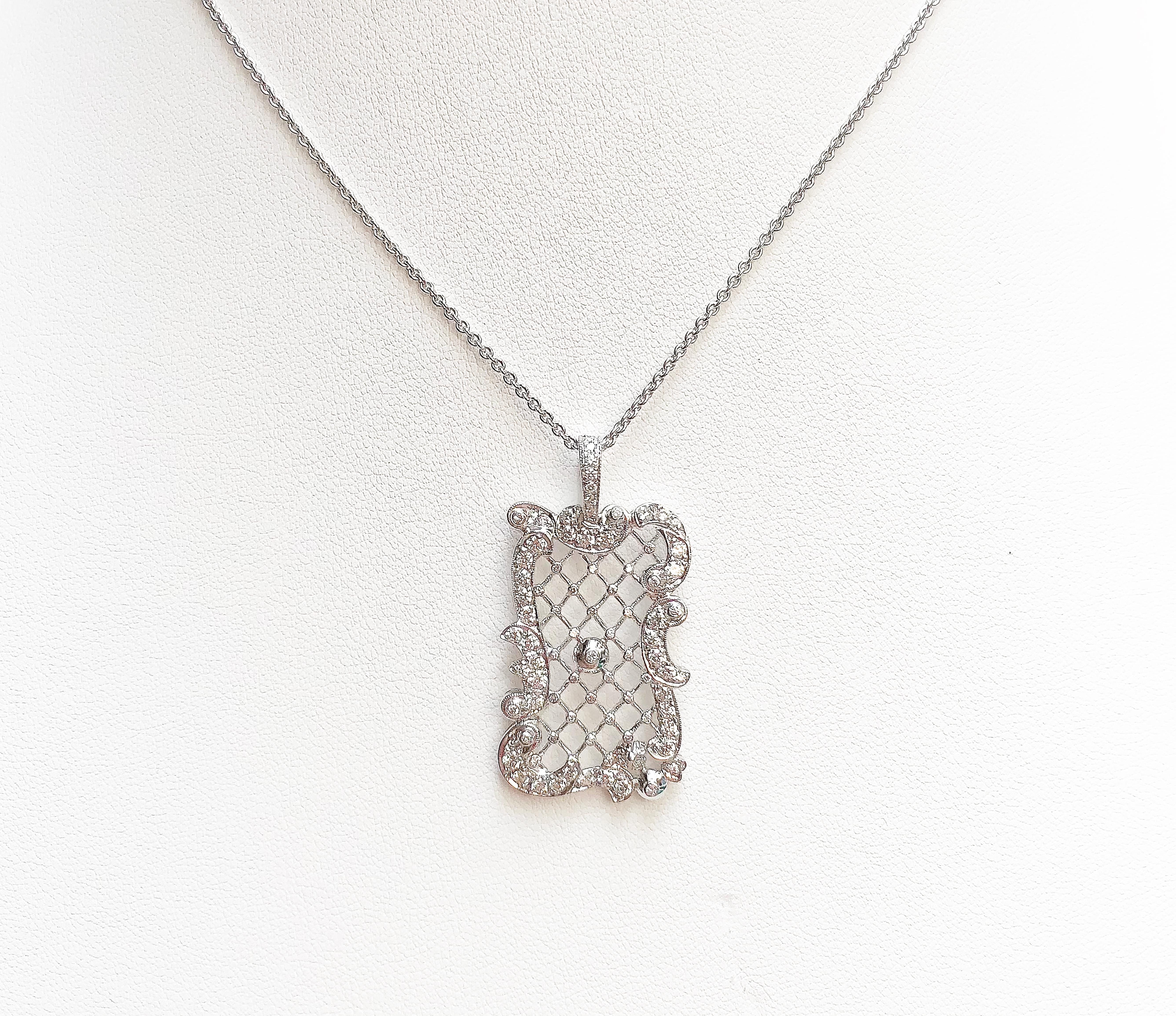 Pendentif en or blanc 18 carats serti d'un diamant de 0,70 carats
(chaîne non incluse)

Largeur :  2.1 cm 
Longueur : 4.0 cm
Poids total : 5,74 grammes

