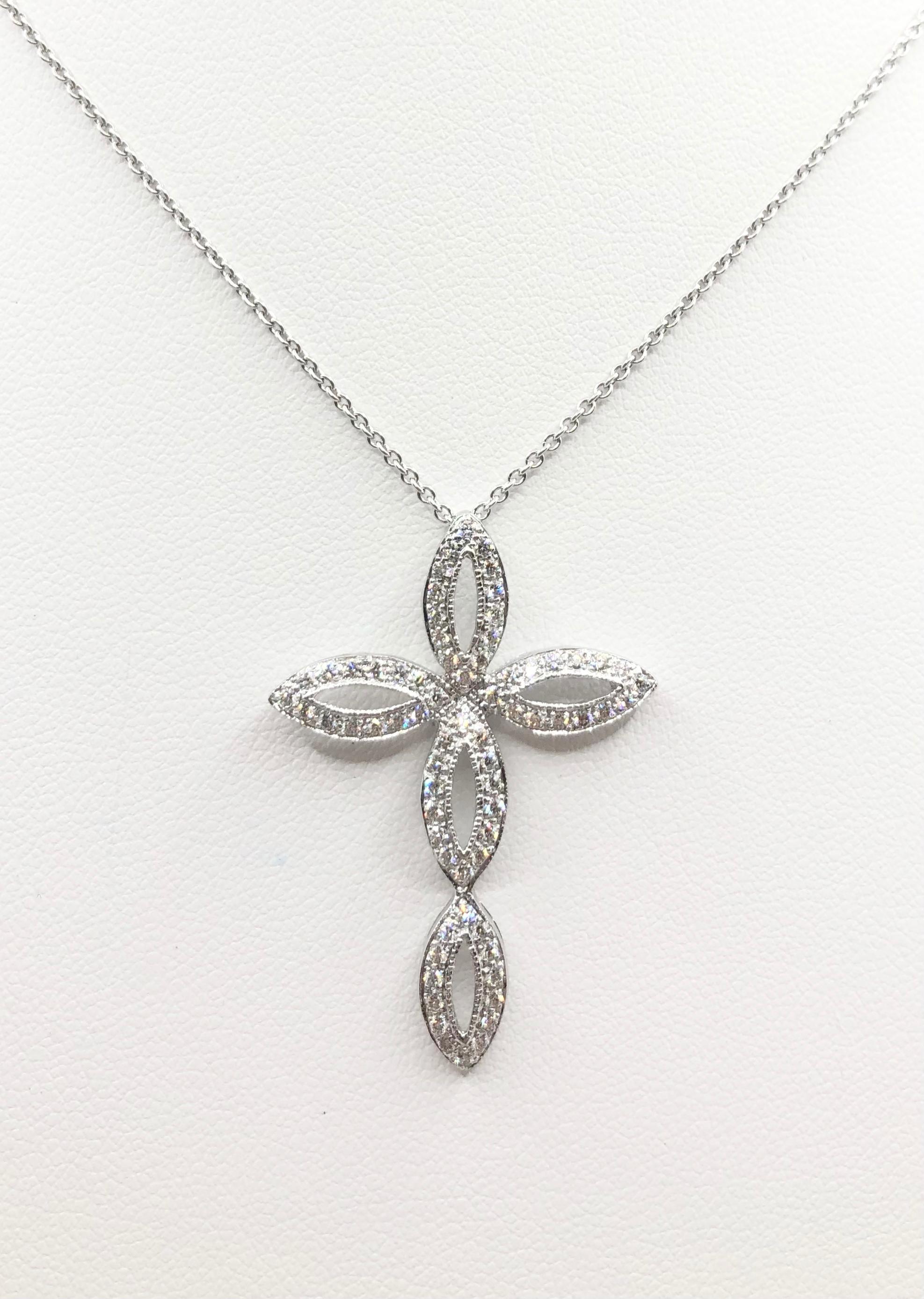 Pendentif en or blanc 18 carats serti d'un diamant de 0,68 carat
(chaîne non incluse)

Largeur : 2.6 cm 
Longueur : 3,9 cm
Poids total : 2,78 grammes

