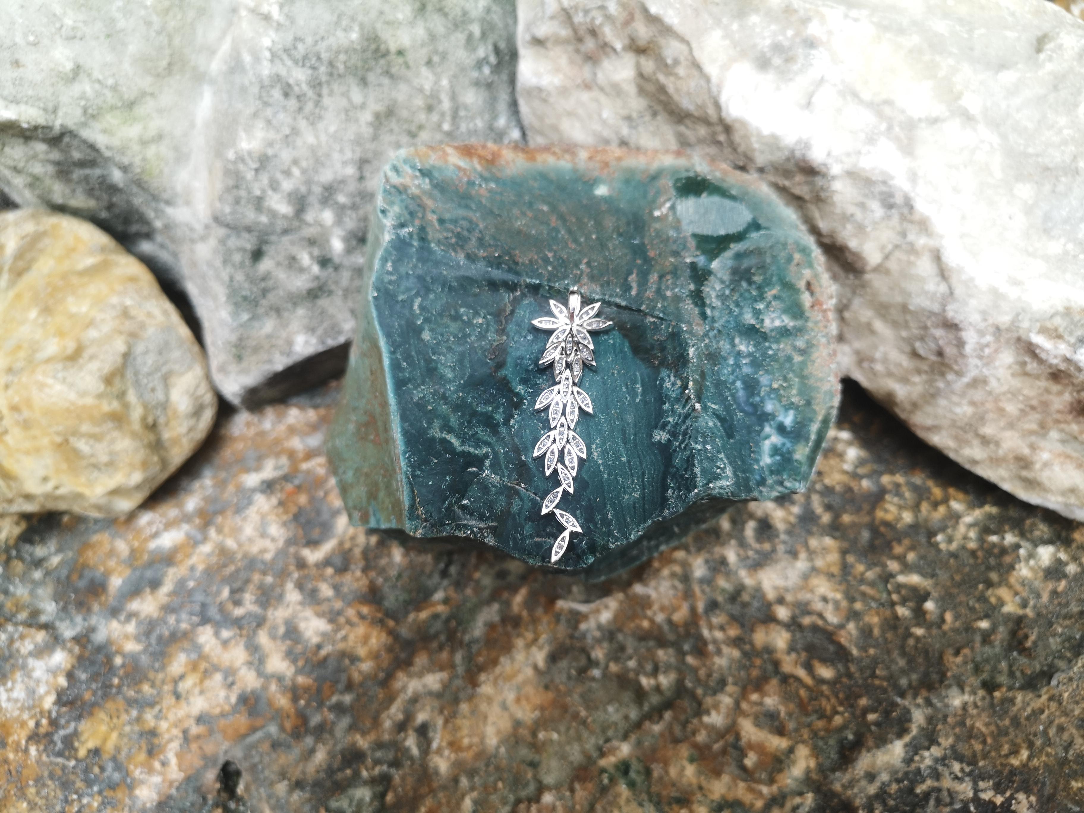 Pendentif en diamant serti dans des montures en or blanc 18 carats Neuf - En vente à Bangkok, TH