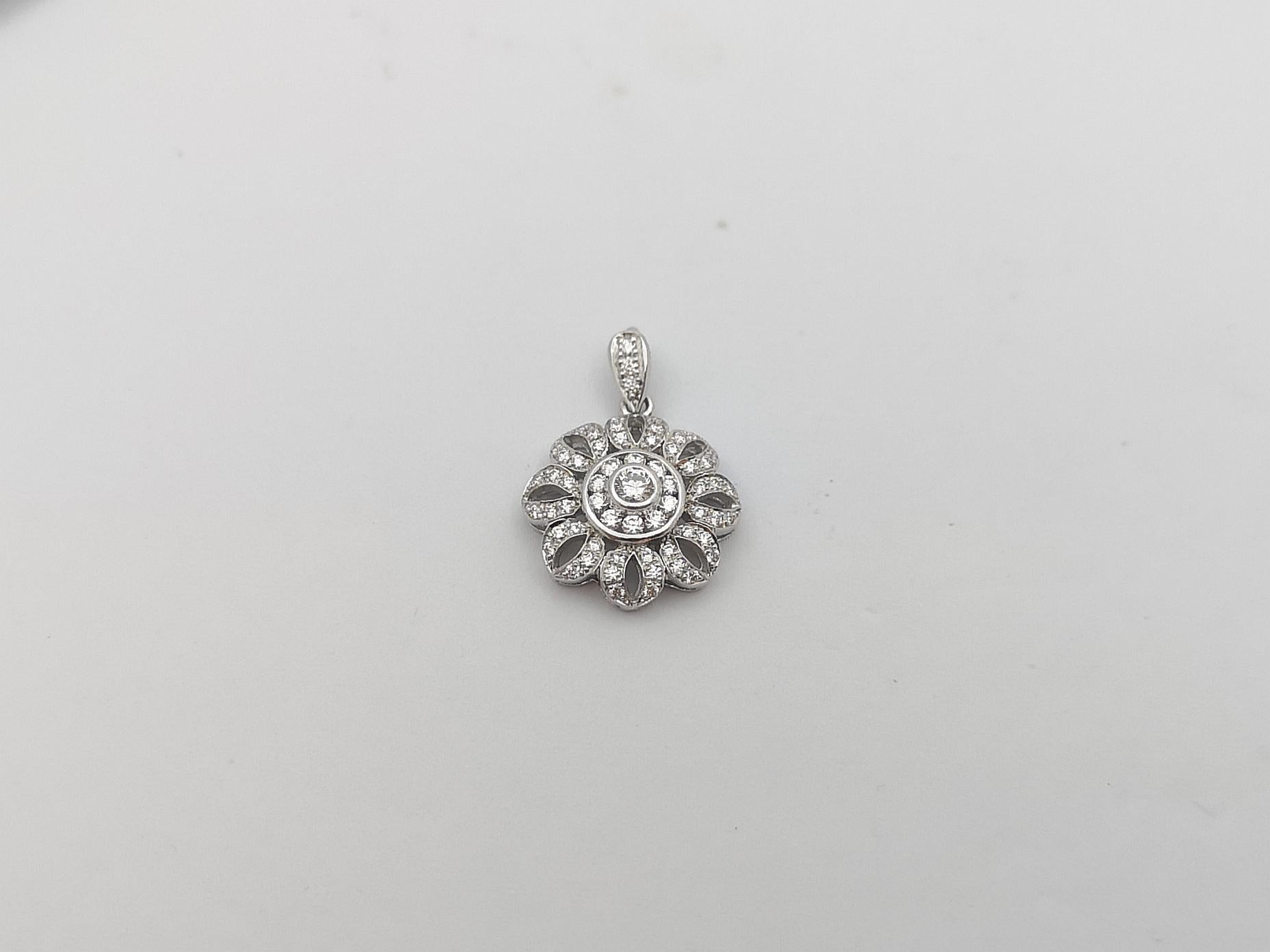 Diamond Pendant Set in 18 Karat White Gold Settings In New Condition For Sale In Bangkok, TH