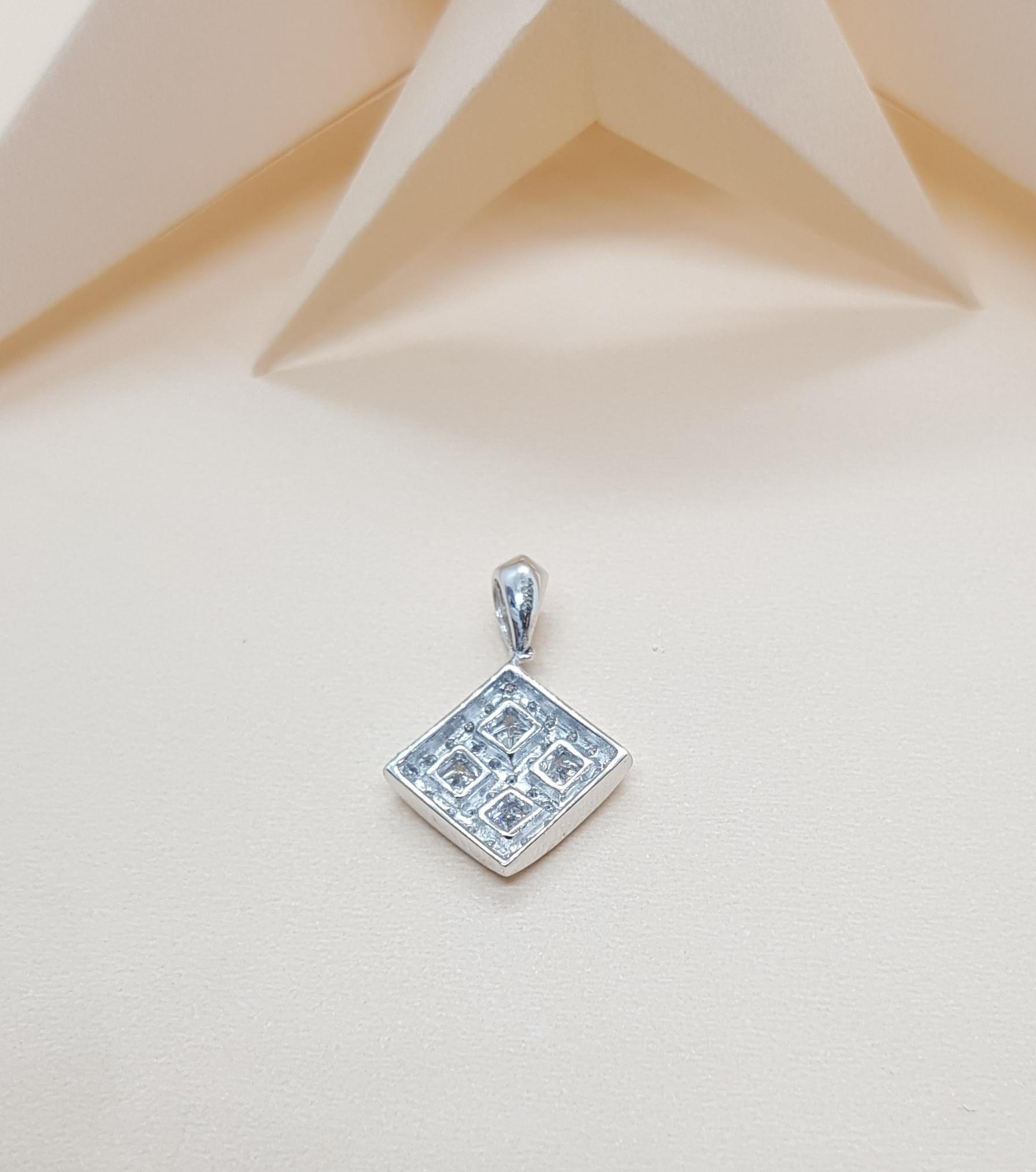Diamond Pendant Set in 18 Karat White Gold Settings For Sale 1