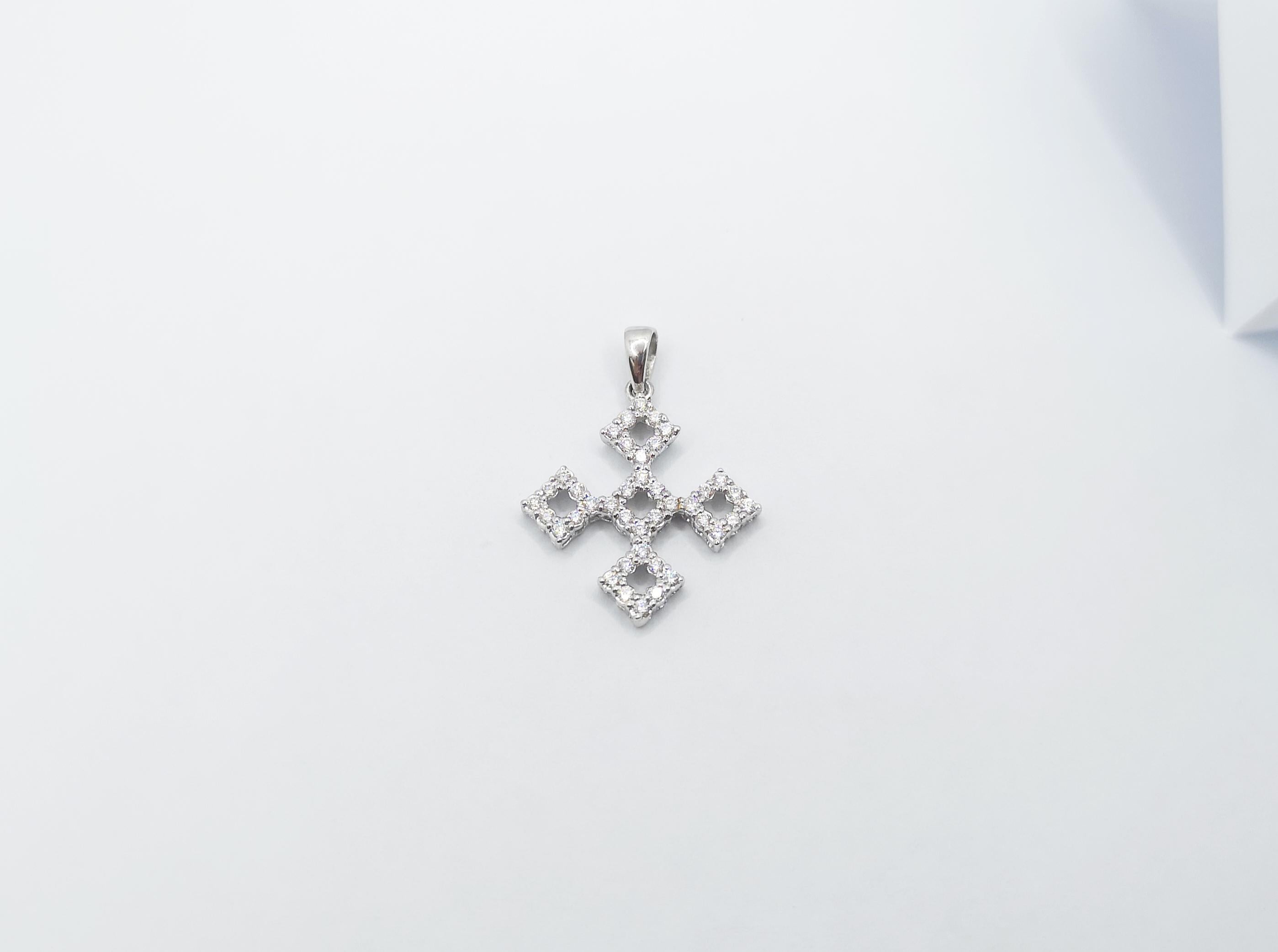 Pendentif en diamant serti dans des montures en or blanc 18 carats en vente 3