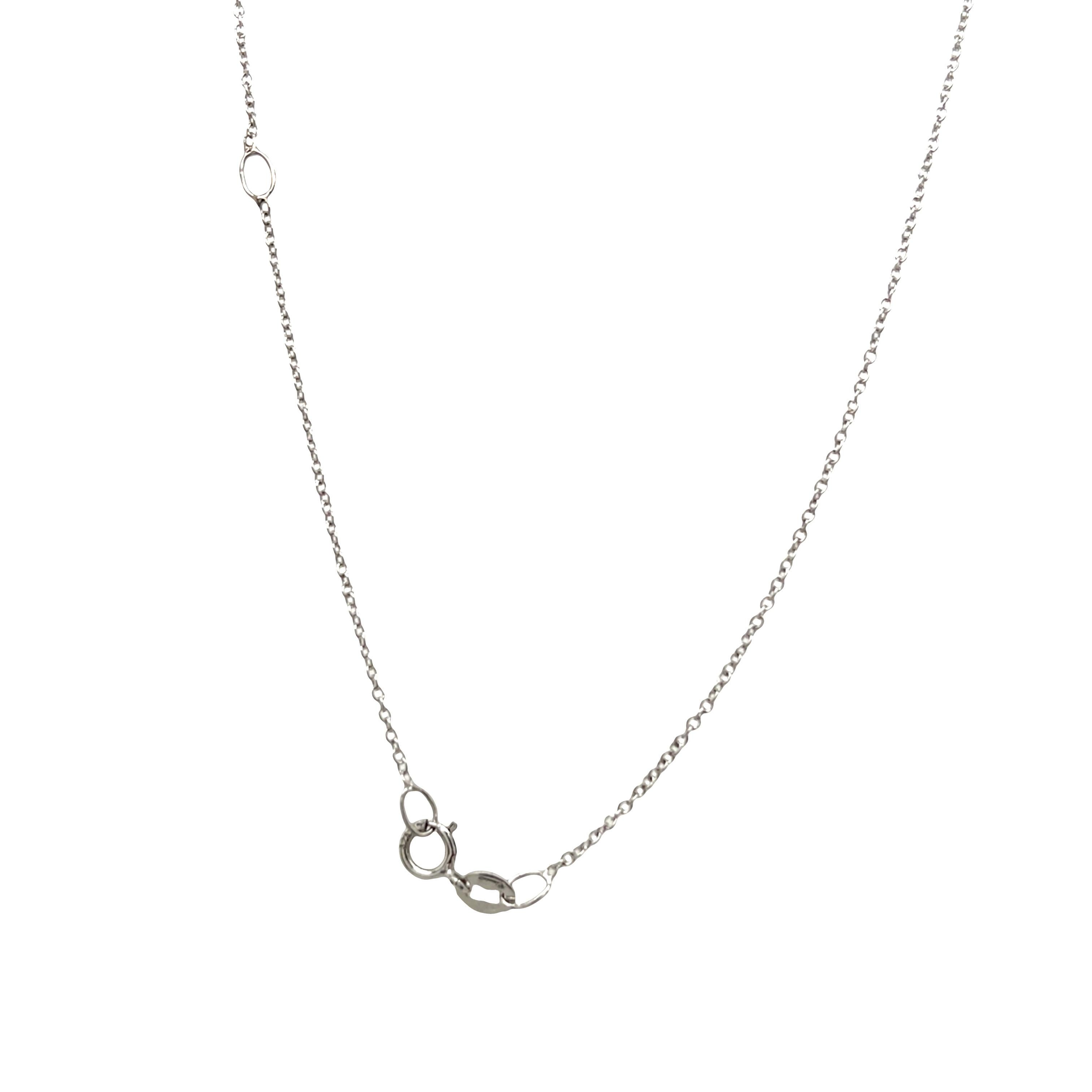 Un colgante moderno y elegante de forma cuadrada 
engastada con 0,20 ct de brillantes diamantes naturales de talla princesa. Elaborada en oro blanco de 9 ct, esta pieza atemporal ofrece líneas limpias y un brillo resplandeciente, perfecta para la