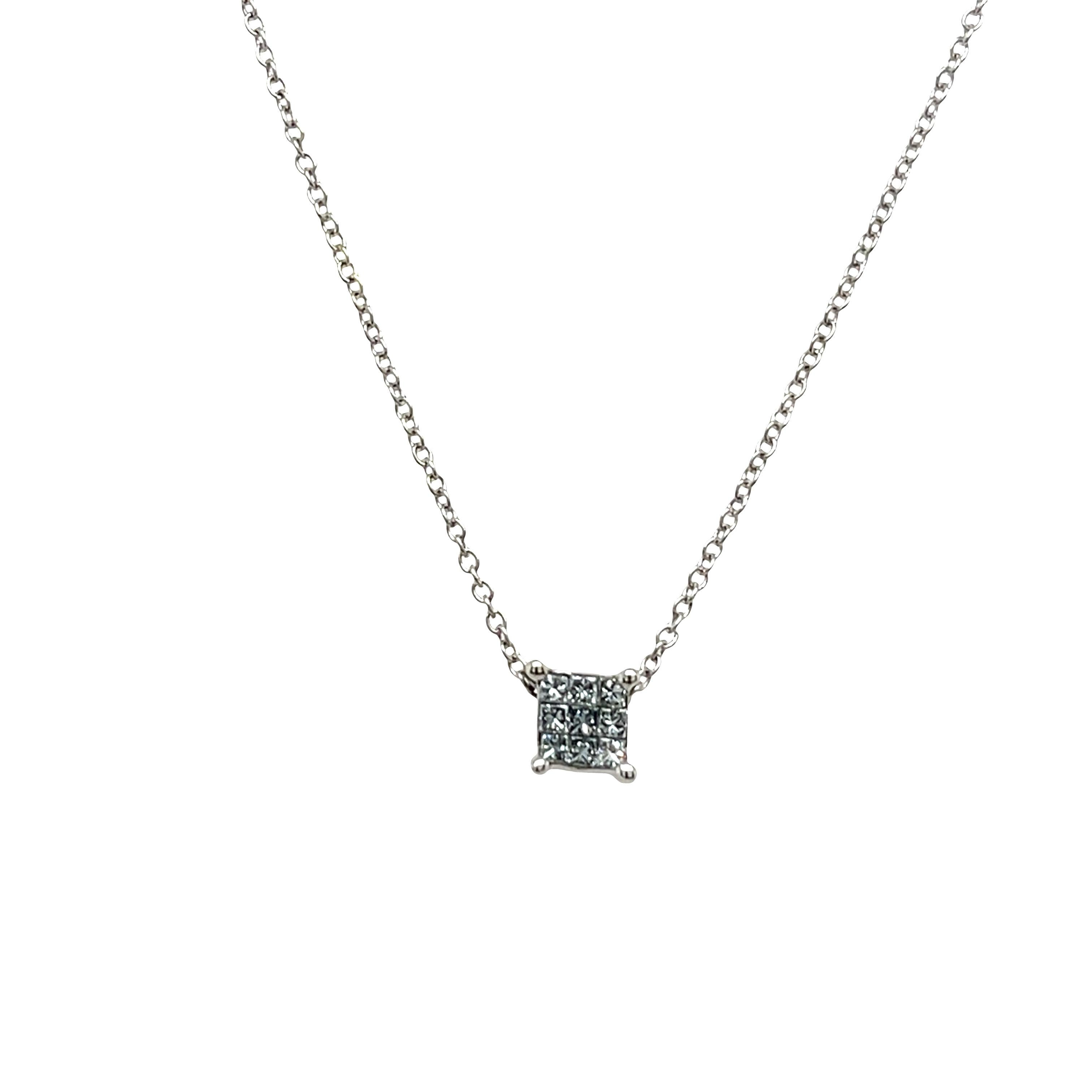 Colgante de diamantes engastado con diamantes de 0,20 ct en oro blanco de 9 ct en venta