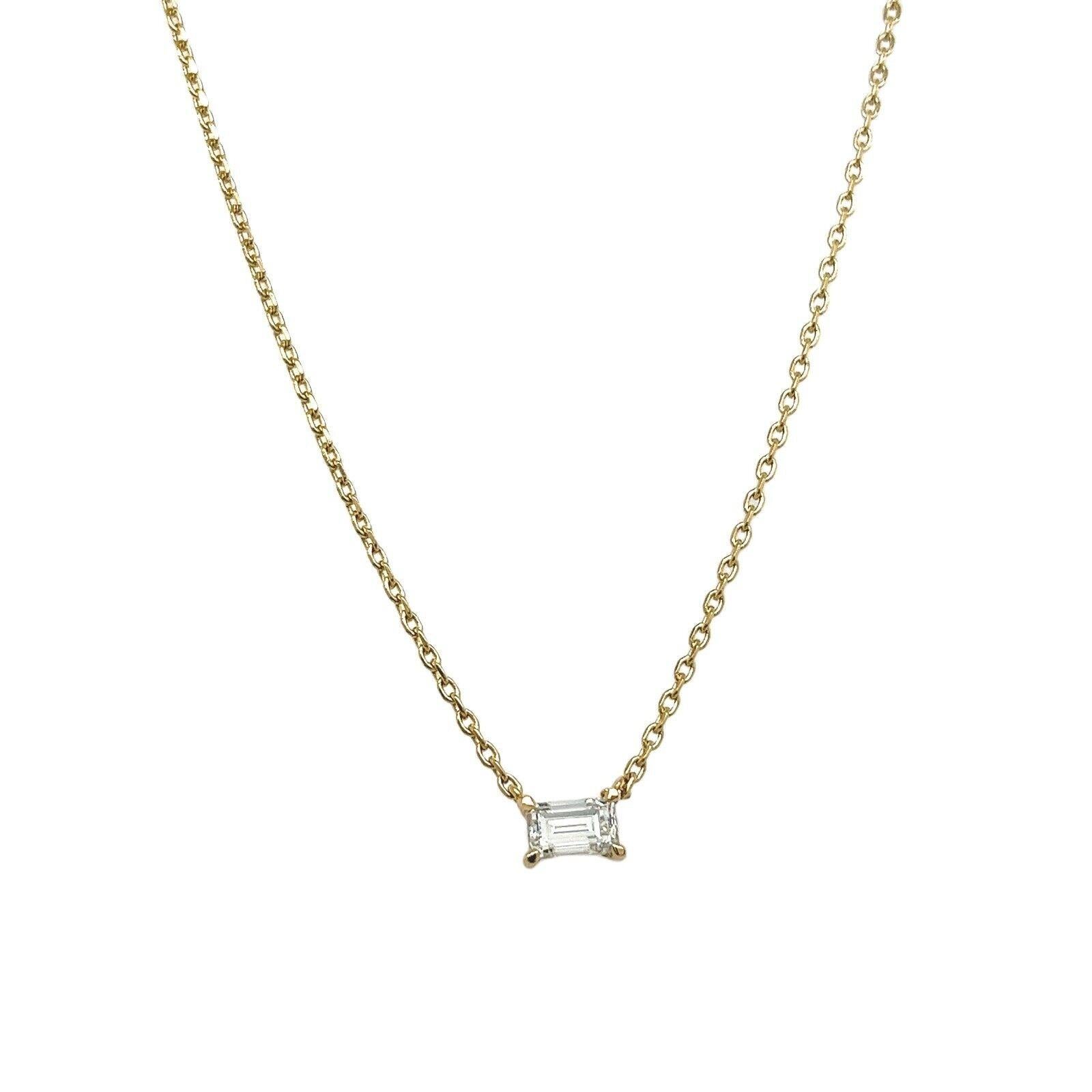 Diamond Pendant Set with Certified Emerald Cut in 18ct Yellow Gold In New Condition For Sale In London, GB