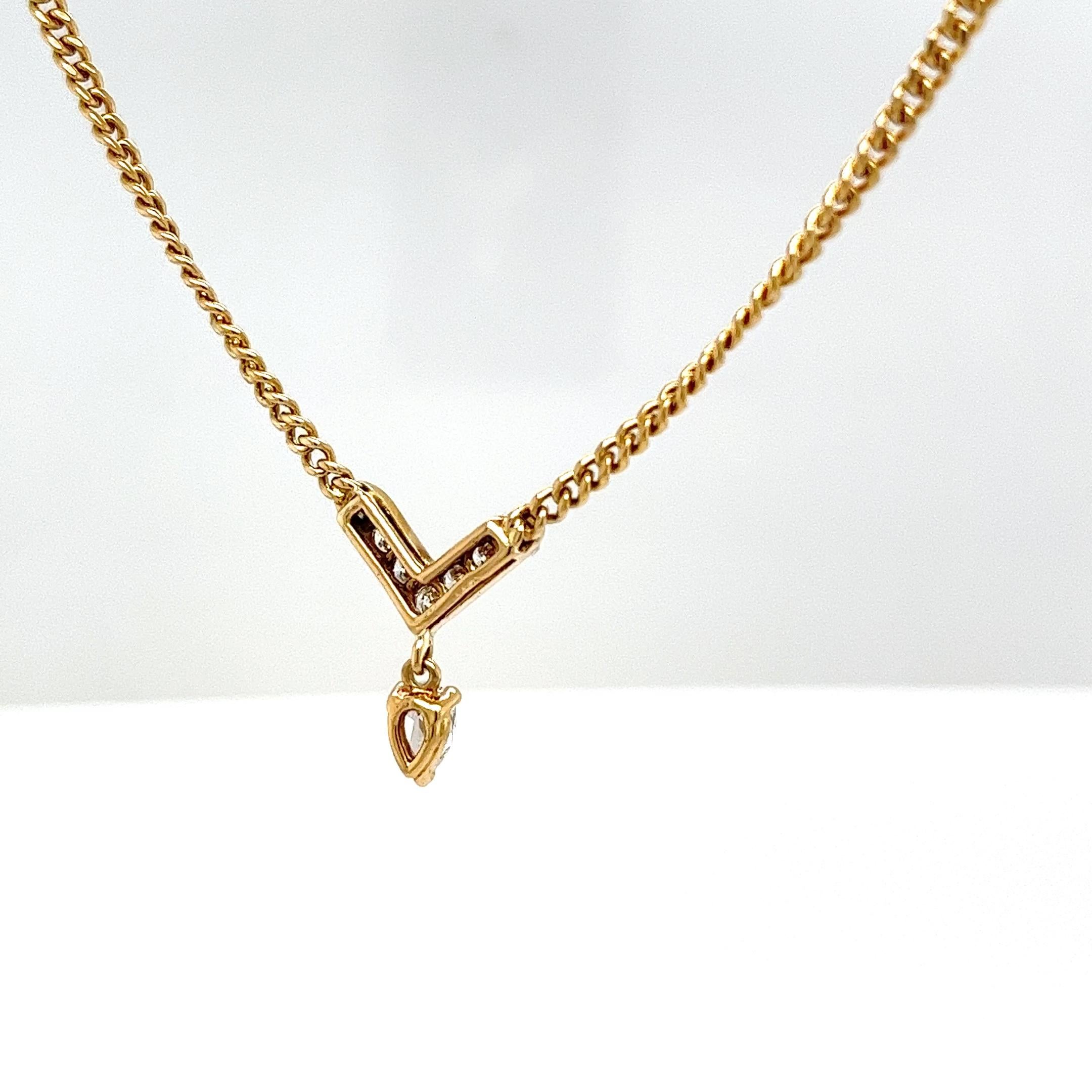 Taille poire Pendentif suspendu à une chaîne de 15 pouces en or jaune 18 carats avec diamants en vente