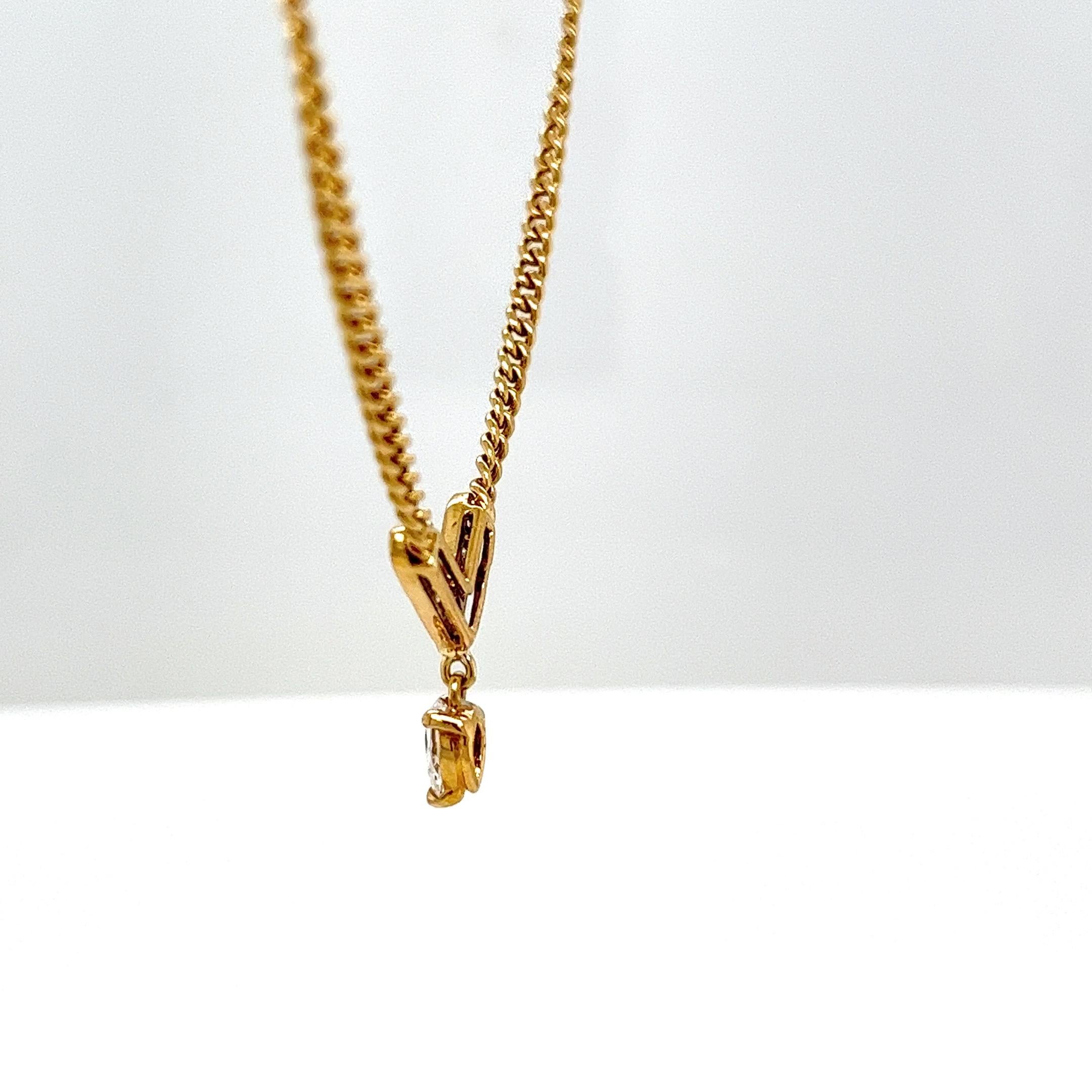 Pendentif suspendu à une chaîne de 15 pouces en or jaune 18 carats avec diamants Excellent état - En vente à London, GB