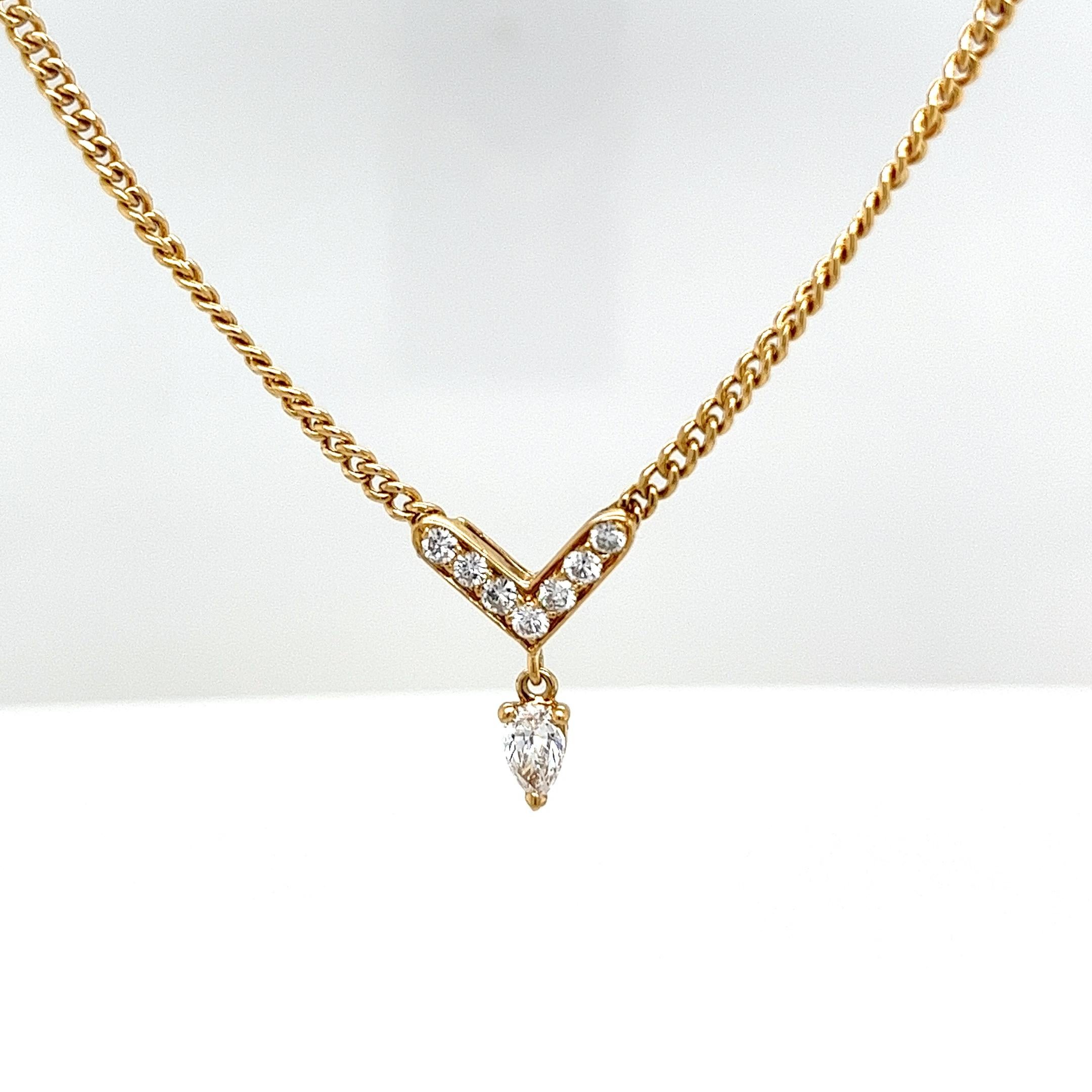 Pendentif suspendu à une chaîne de 15 pouces en or jaune 18 carats avec diamants Unisexe en vente