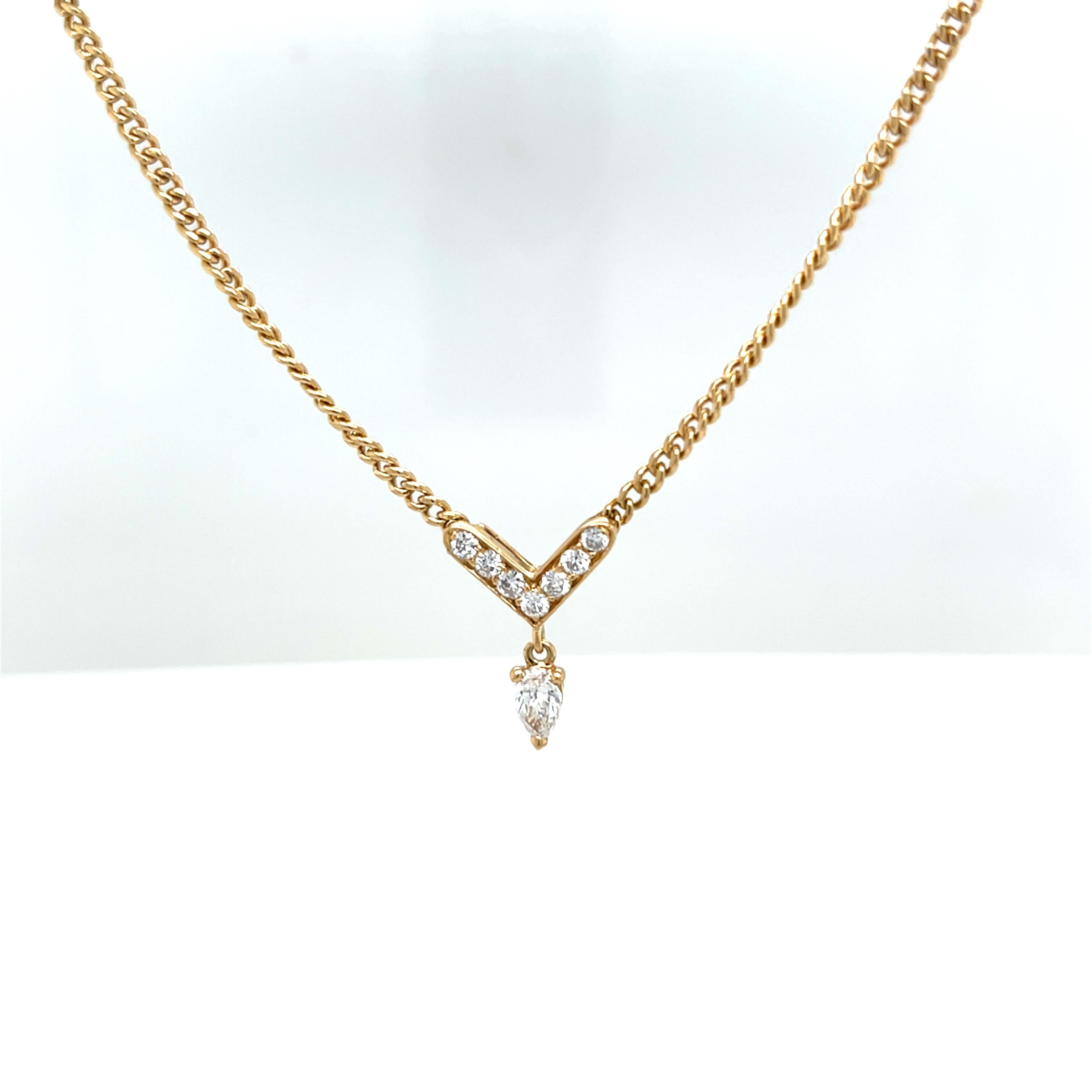 Pendentif suspendu à une chaîne de 15 pouces en or jaune 18 carats avec diamants en vente 1