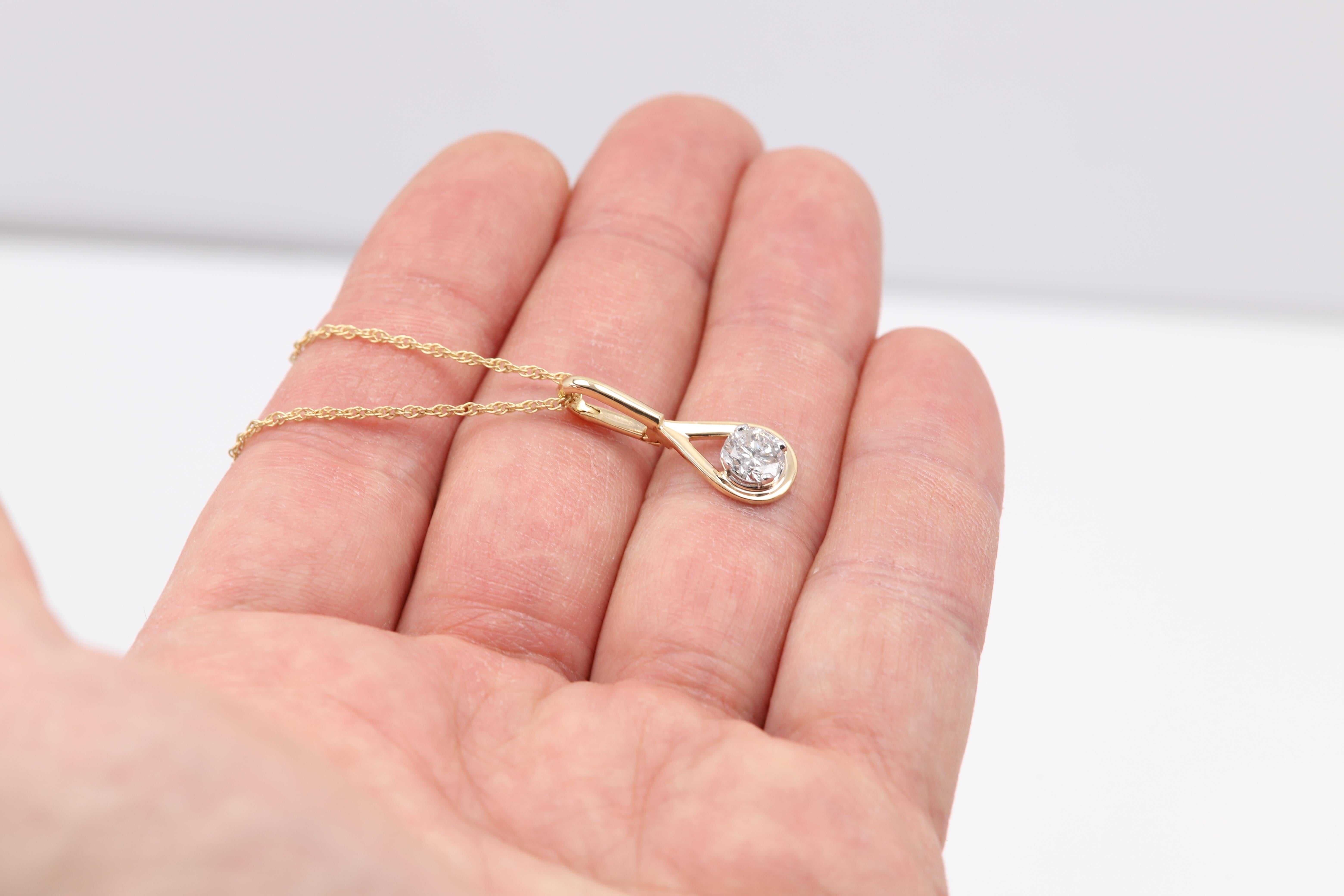 Ciondolo con diamante rotondo Brilliante 
Circa 1,0 Carati circa G-F - I2 ha una bella lucentezza e brillantezza
Oro giallo 14k con catena per un totale di circa 4,0 grammi
Catena da 18 pollici di tipo base
La caratteristica unica di questo ciondolo