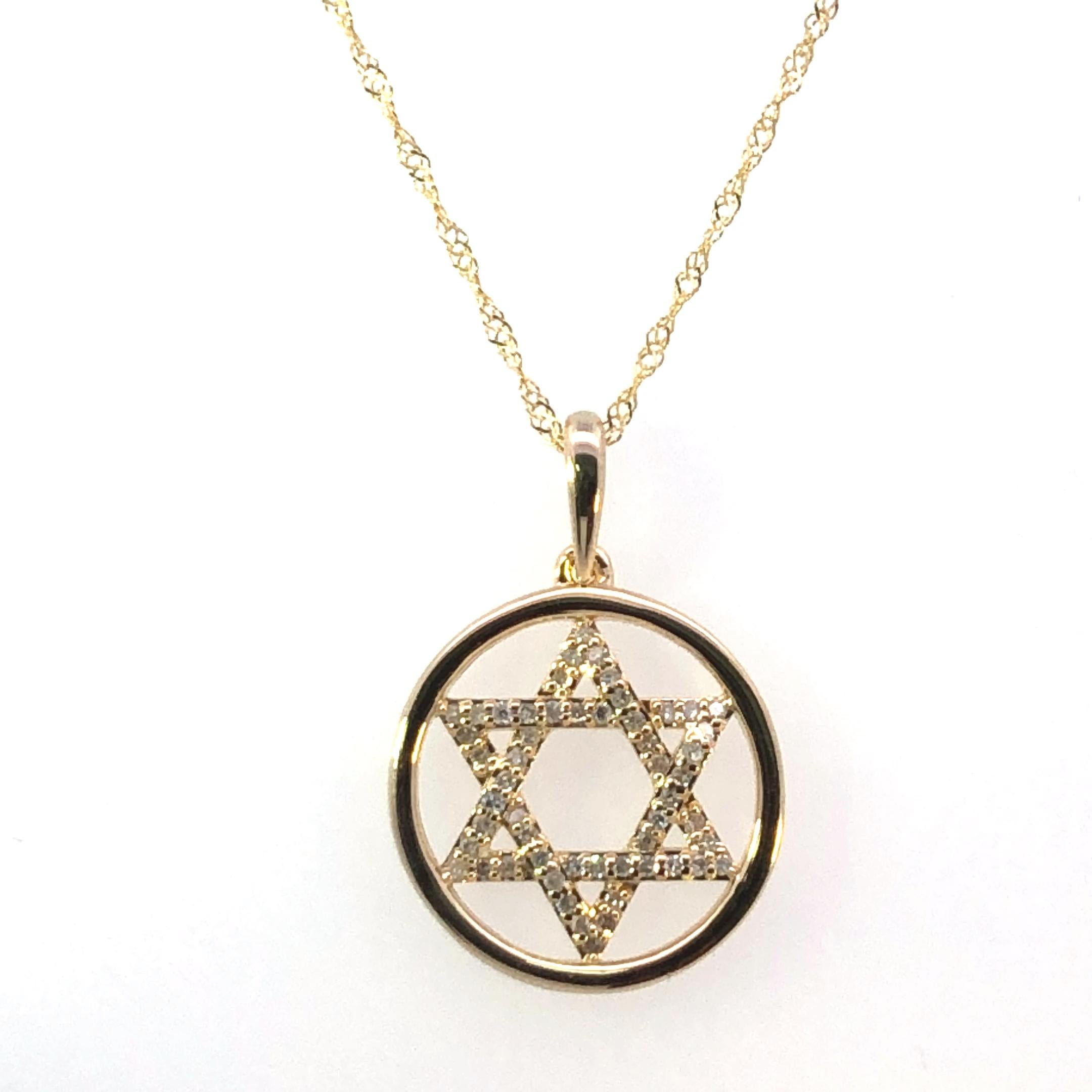 Celebra la fede e l'eleganza con questo splendido pendente a forma di Stella di David in oro giallo 14K, con .15 carati di brillanti naturali. Il delicato design a cerchio aperto esalta la bellezza del ciondolo, rendendolo un pezzo senza tempo per
