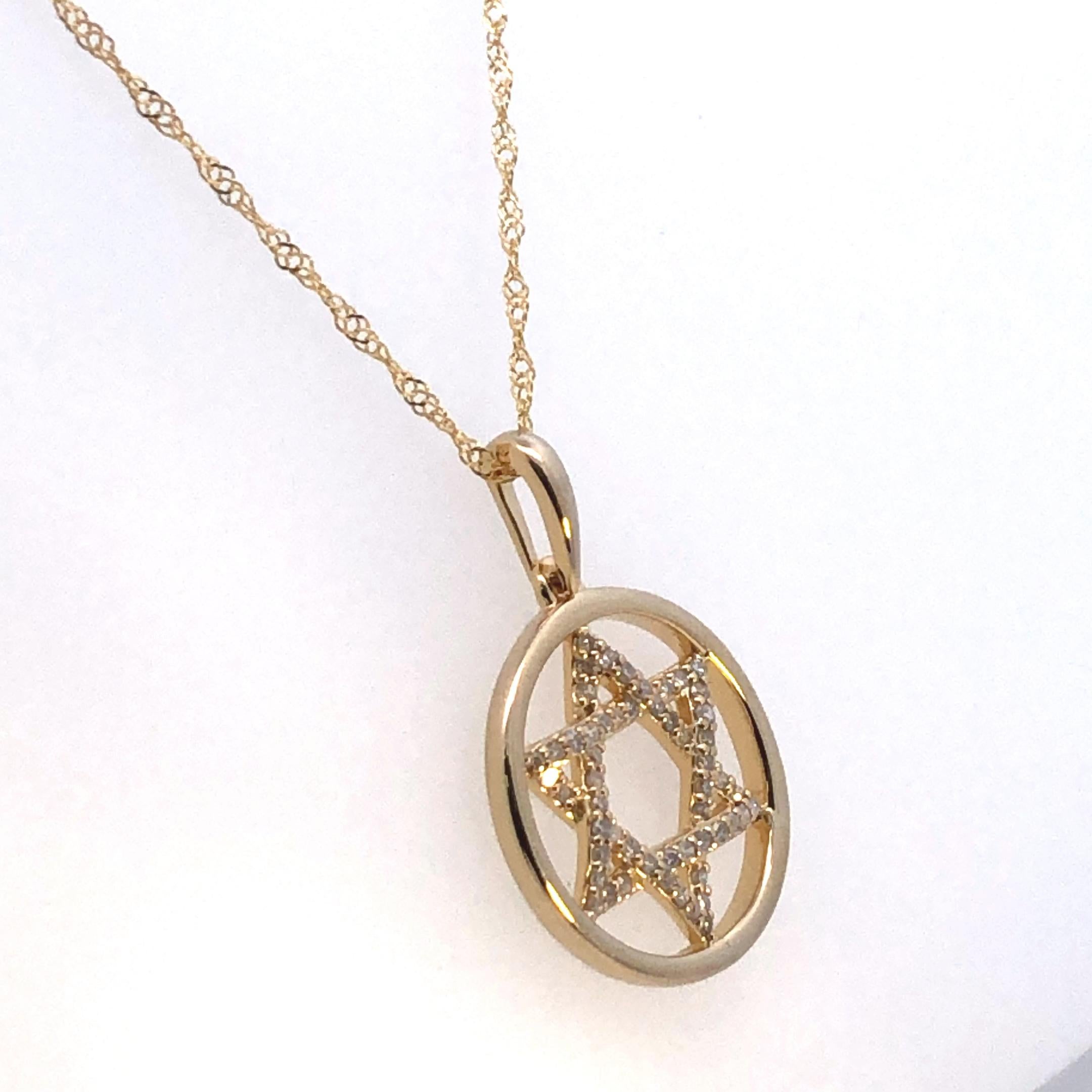 Moderno Ciondolo di diamanti con stella di David.  .15ct 14k yg in vendita