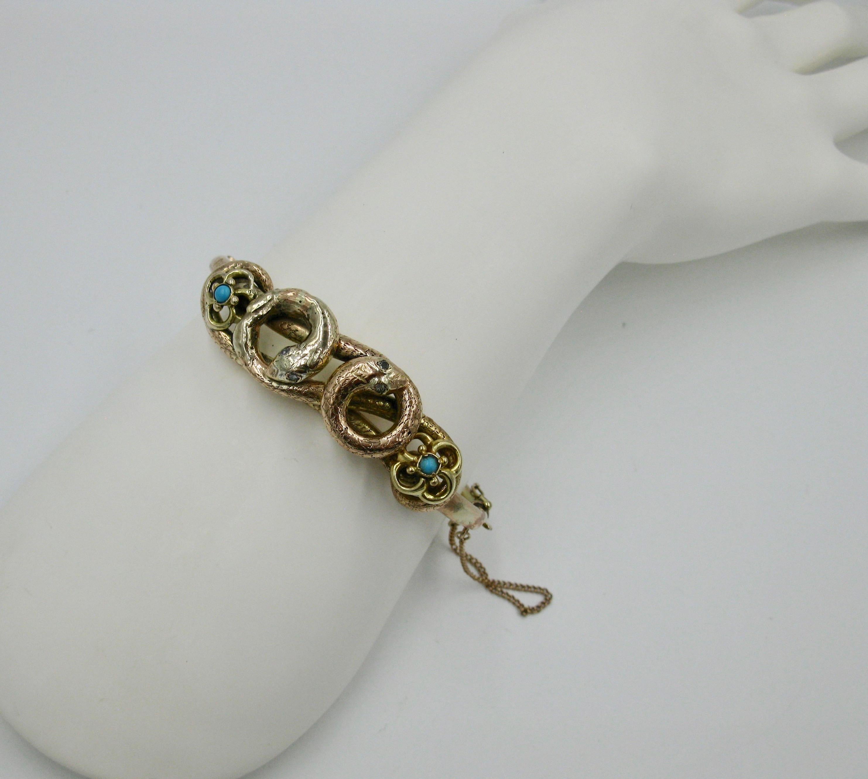 Un très rare et merveilleux bracelet ancien victorien double serpent en or 9 carats avec diamants et turquoise perse.  Le bracelet victorien avec deux serpents entrelacés est serti de quatre diamants taille ancienne dans les yeux et de deux