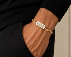 Personalisiertes Armband mit Initialen aus 14-karätigem Gold und weißem Emaille von Meghna Jewels