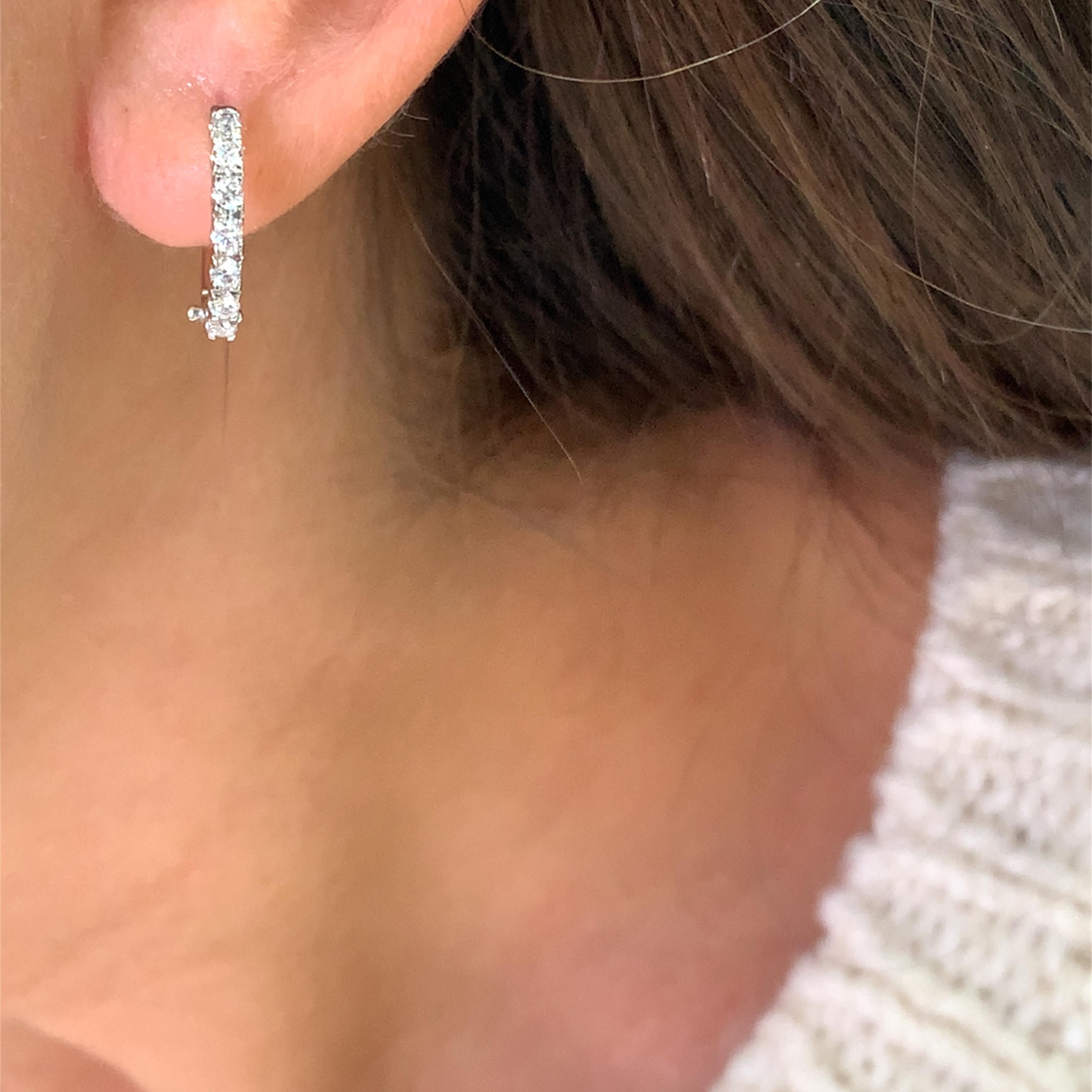Questi splendidi orecchini a cerchio con diamanti sono l'accessorio perfetto per ogni occasione. Realizzato in oro bianco 18 carati e con diamanti del peso di circa 0,41ct F/G SI1, diametro di circa 10mm, larghezza di 2mm e peso di 3,2 grammi.