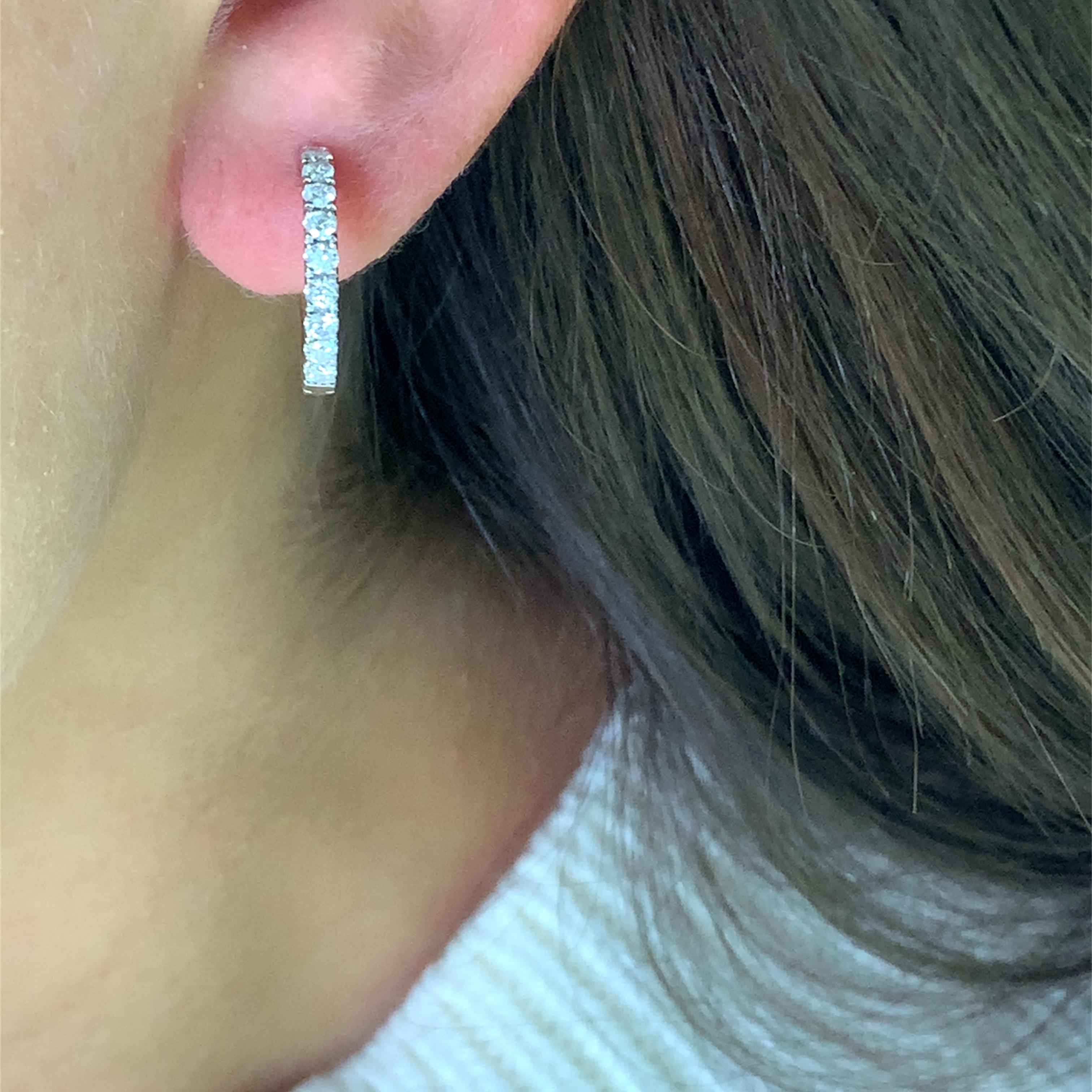Scopri il fascino di questi eleganti orecchini a cerchio con diamanti, pensati per elevare qualsiasi outfit. Realizzati con precisione in oro bianco 18 carati, con un peso totale di diamanti di 0,58 carati F VS2, gli orecchini presentano una serie