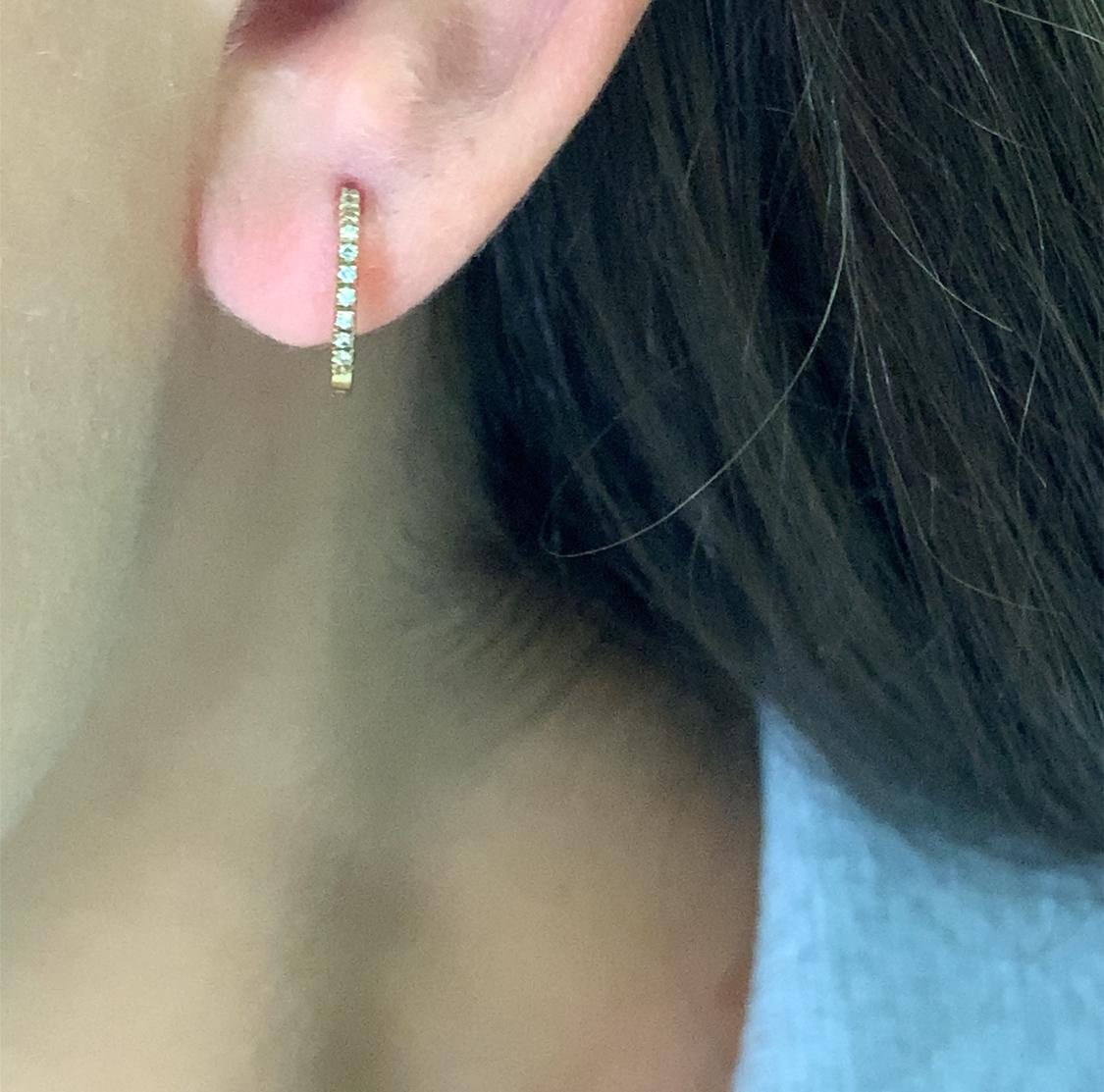 Eleva il tuo stile con questi eleganti orecchini a cerchio in oro bianco 18 carati con diamanti, meticolosamente realizzati in una lucente tonalità di oro bianco 18 carati. Ogni orecchino presenta una fila di diamanti brillanti taglio rotondo F VS