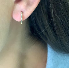 Boucles d'oreilles huggie petit anneau en or blanc 18 carats et diamants