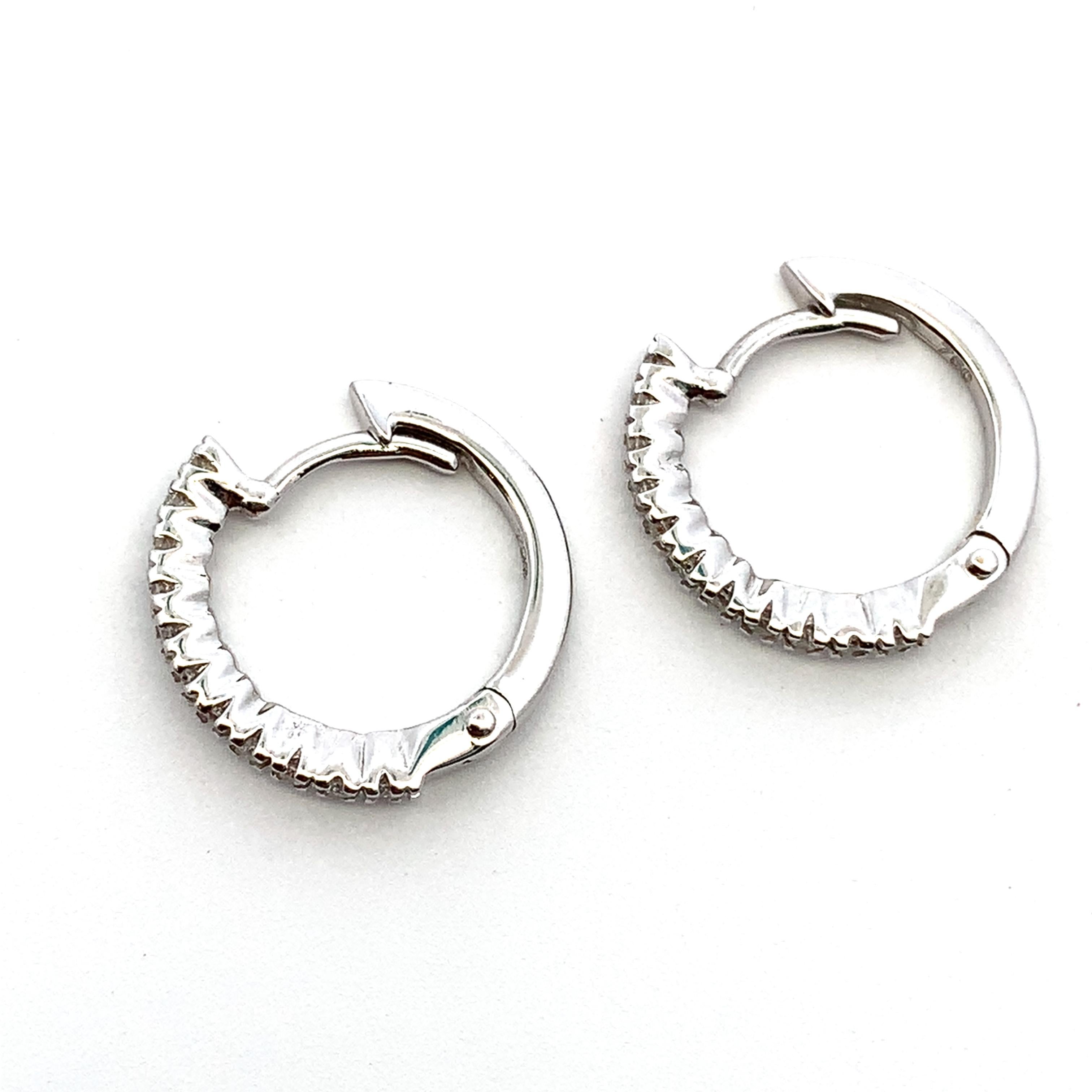 Moderno Orecchini a cerchio petite con diamante in oro bianco 18 carati in vendita
