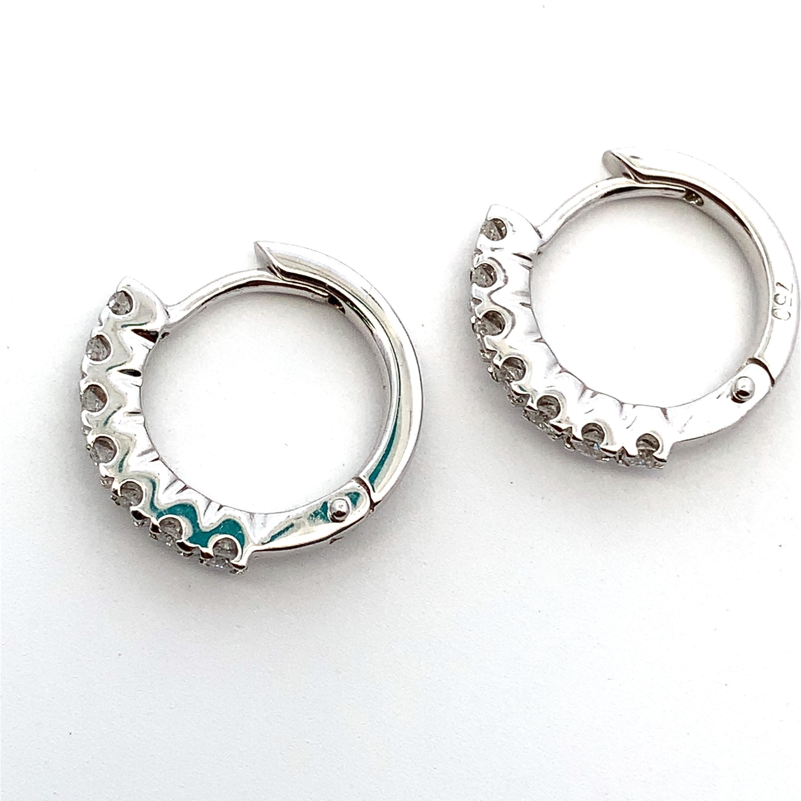 Taglio rotondo Orecchini a cerchio petite con diamante in oro bianco 18 carati in vendita