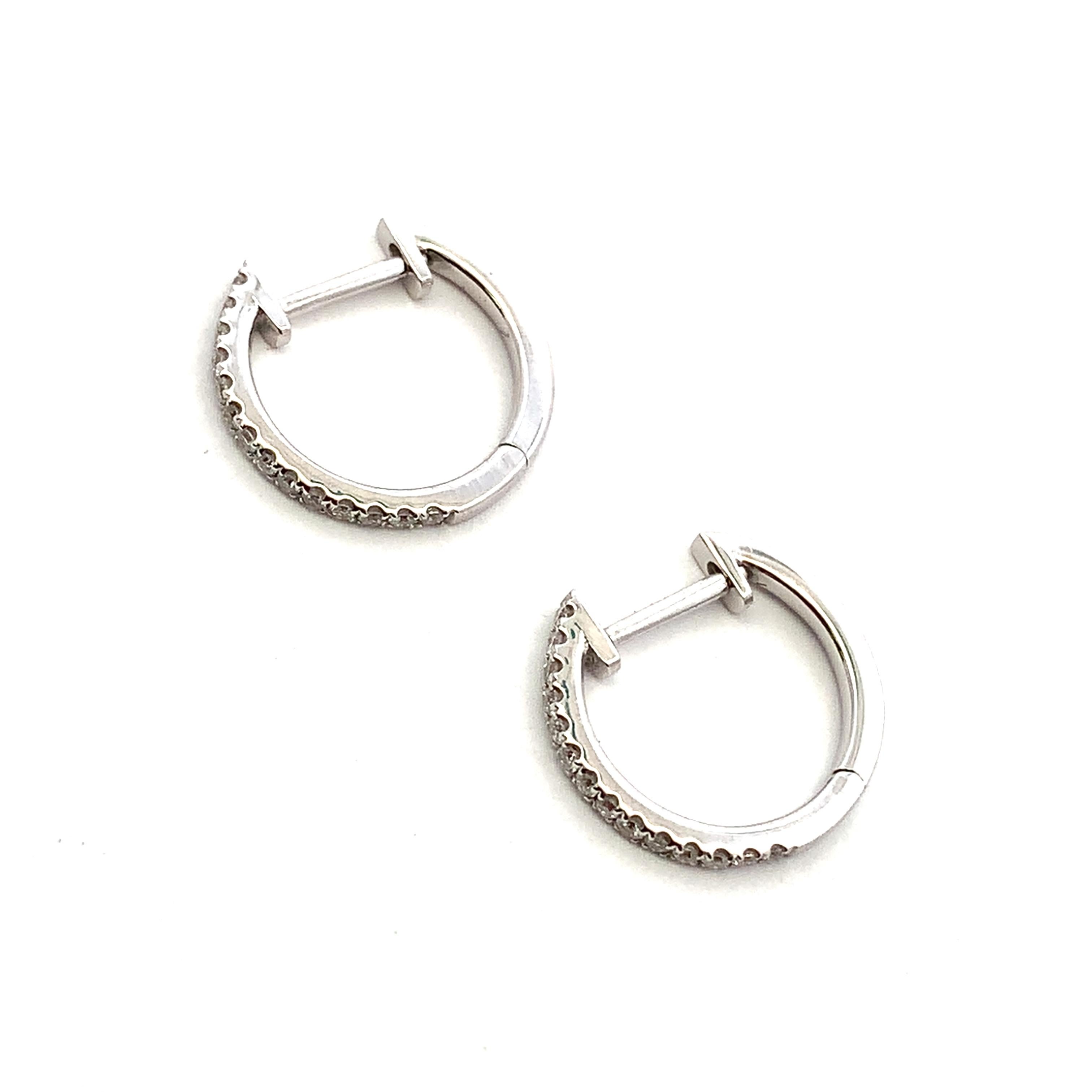 Taglio rotondo Orecchini a cerchio petite con diamante in oro bianco 18 carati in vendita