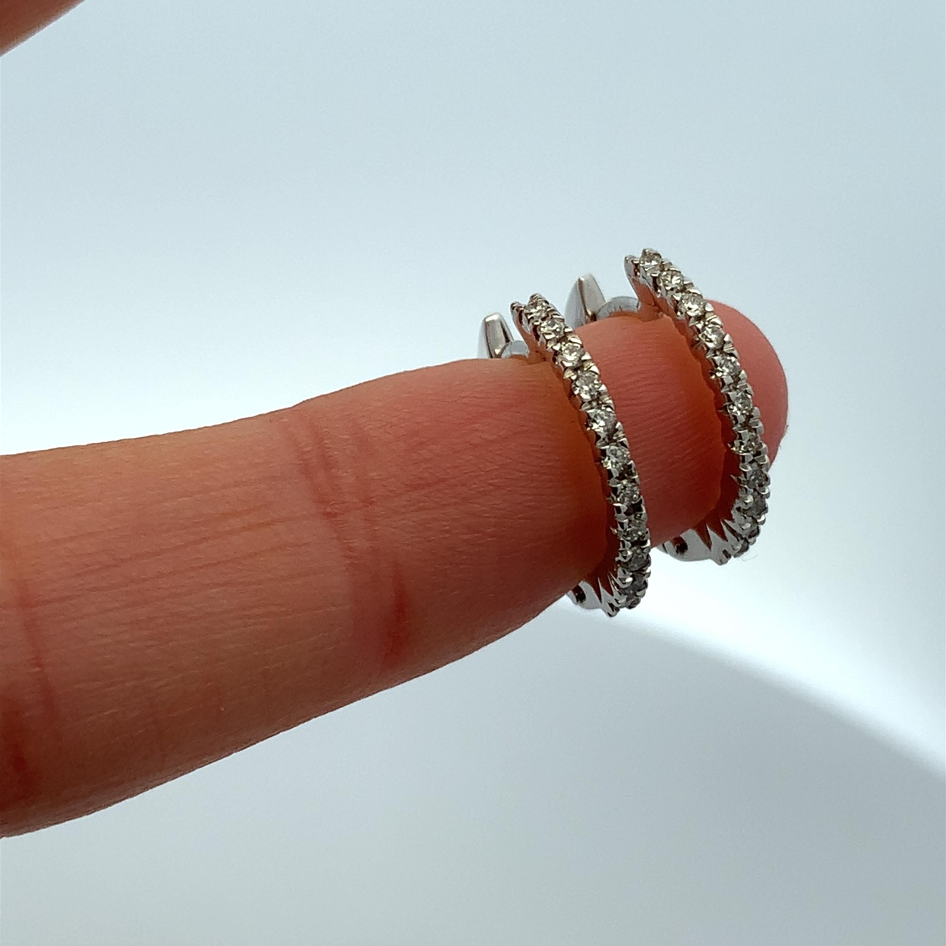 Taglio grezzo Orecchini a cerchio petite con diamante in oro bianco 18 carati in vendita