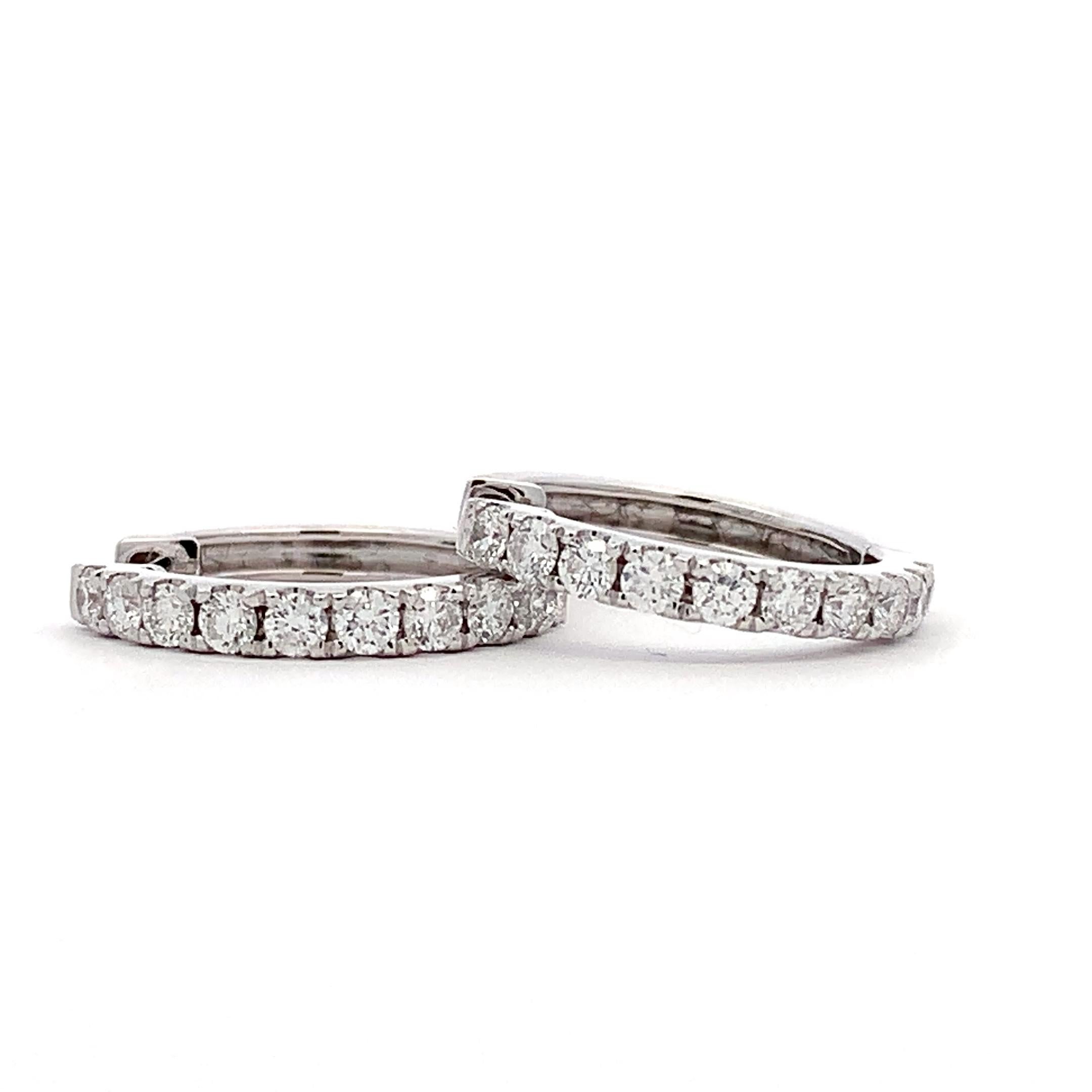 Orecchini a cerchio petite con diamante in oro bianco 18 carati In condizioni Nuovo in vendita a London, GB