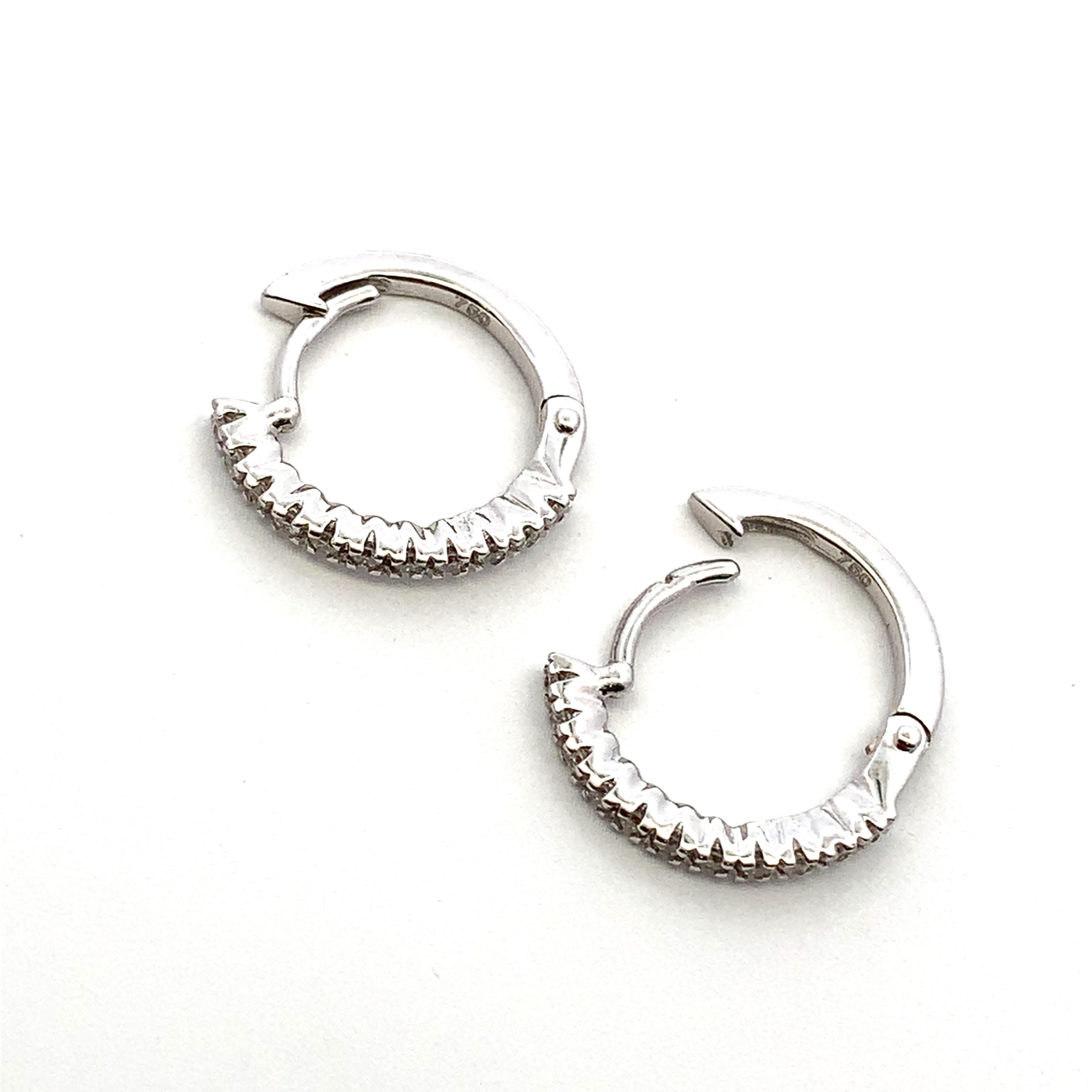 Orecchini a cerchio petite con diamante in oro bianco 18 carati In condizioni Nuovo in vendita a London, GB