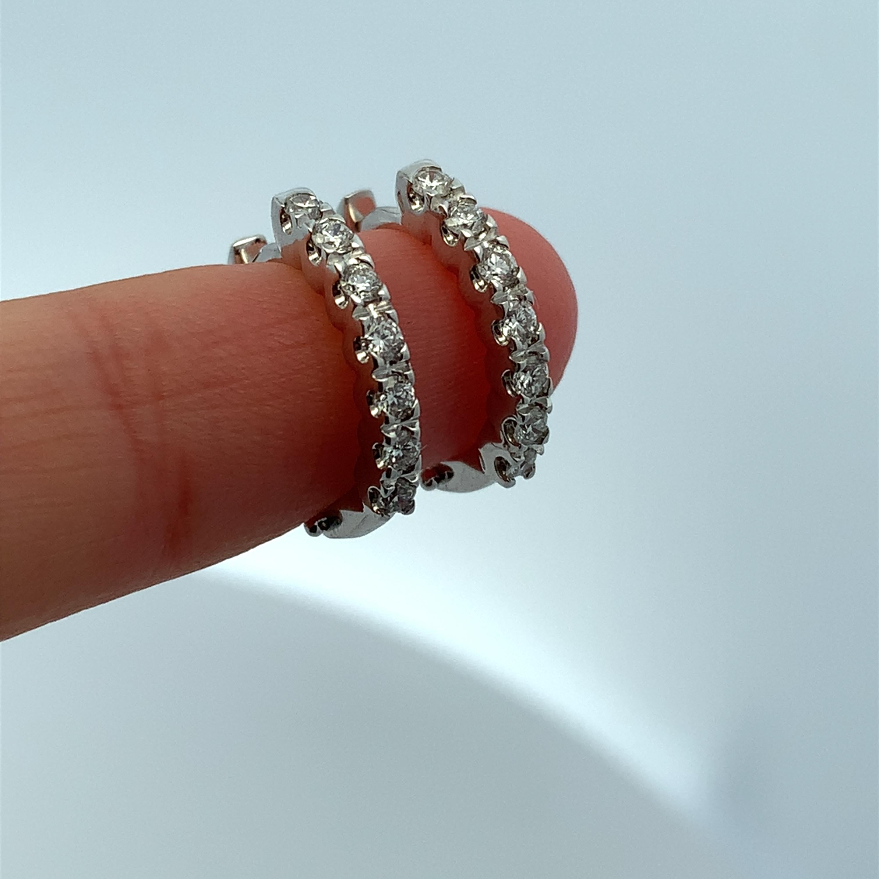 Orecchini a cerchio petite con diamante in oro bianco 18 carati in vendita 1