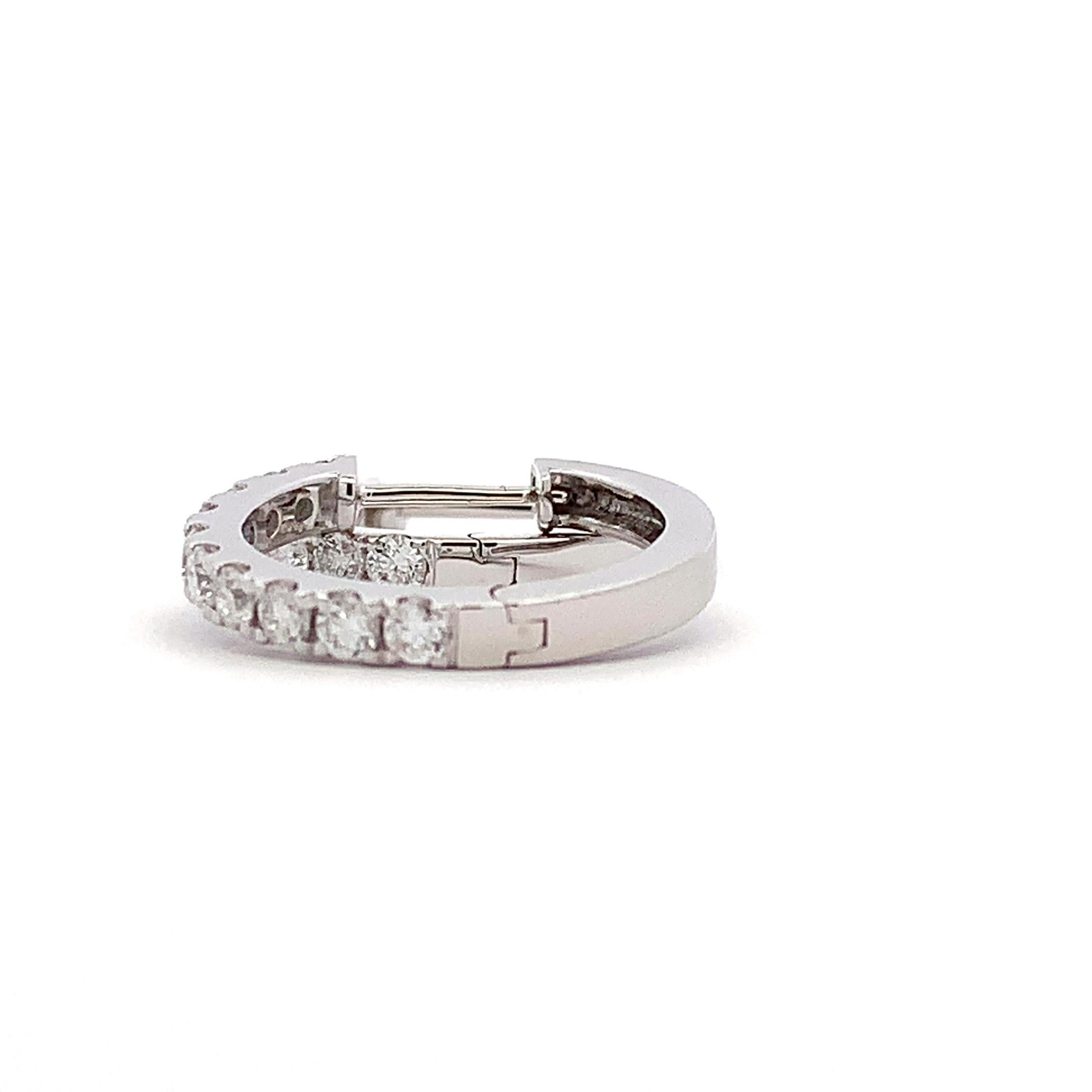Orecchini a cerchio petite con diamante in oro bianco 18 carati in vendita 1