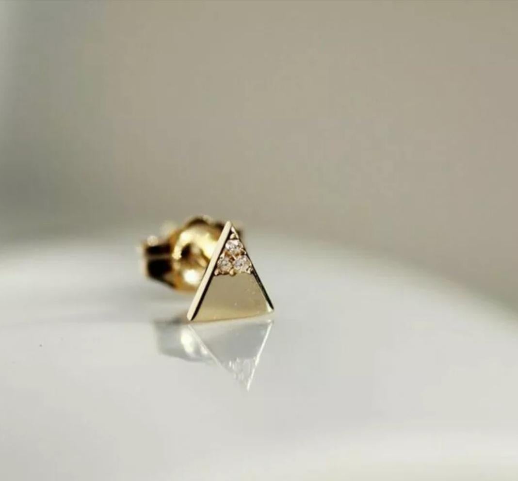 Diamant Petite Triangle Stud 14k Gold Pave Diamond Studded Tops Hochzeit Geschenk. für Damen oder Herren im Angebot