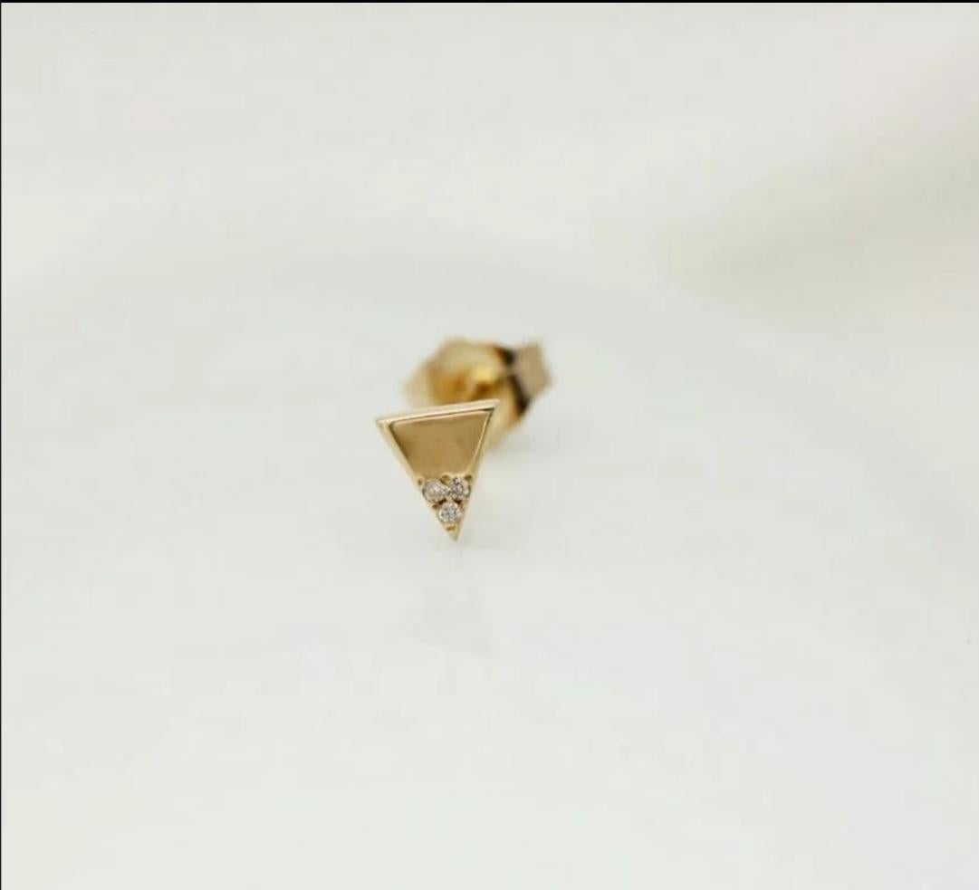 Diamant Petite Triangle Stud 14k Gold Pave Diamond Studded Tops Hochzeit Geschenk. im Angebot 1
