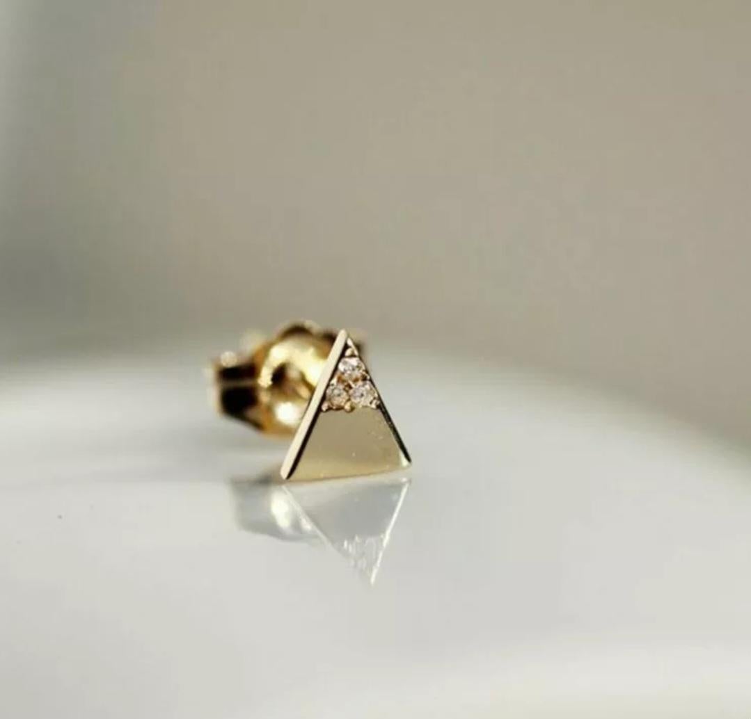 Diamant Petite Triangle Stud 14k Gold Pave Diamond Studded Tops Hochzeit Geschenk. im Angebot 2