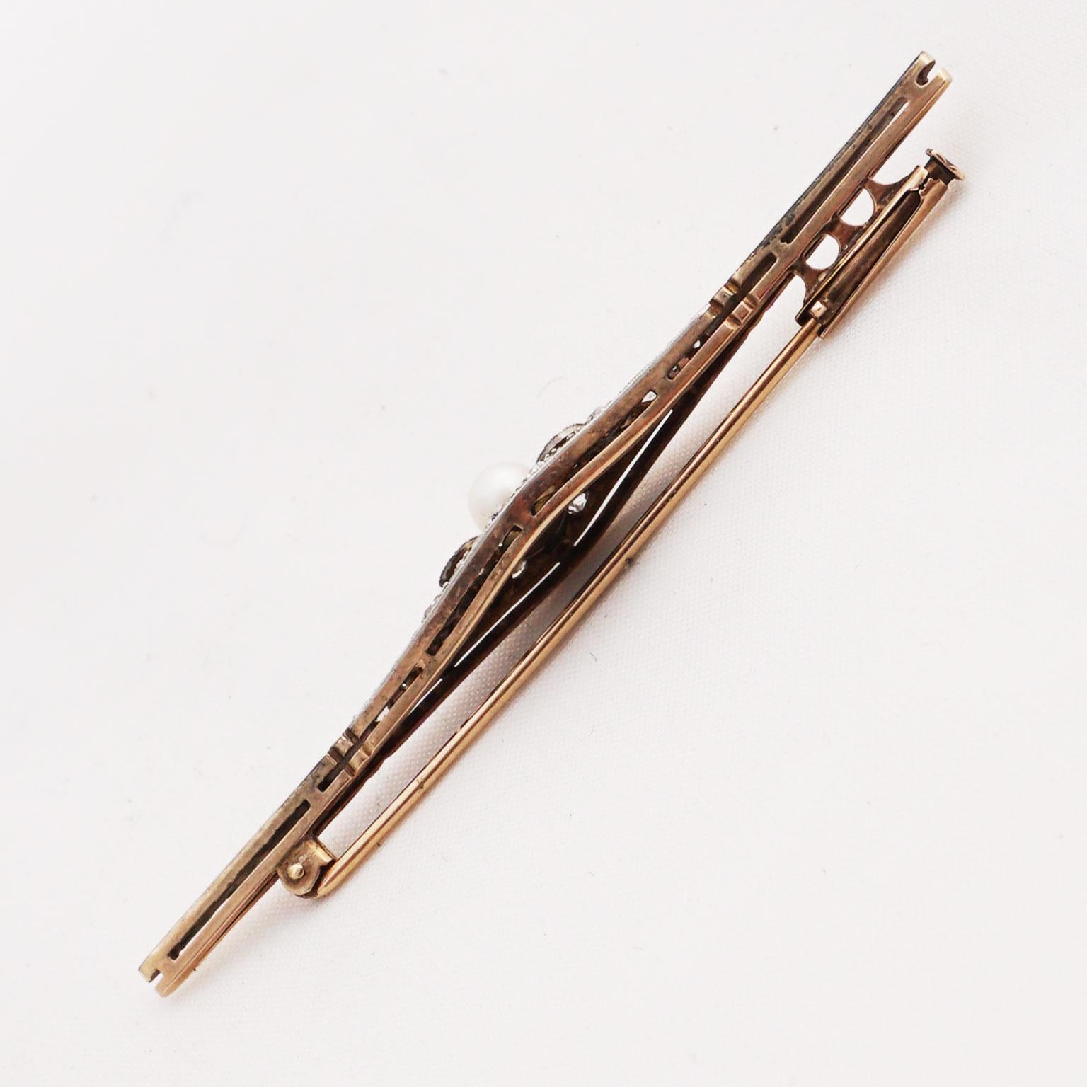 Diamond pin with pearl of Art Deco, 20's
The central element of this needle is a bead of 5 mm diameter with a very noble luster. On both sides 2 diamonds of approx. 0.1 ct are arranged. This needle gets a further shimmer by four further diamonds of