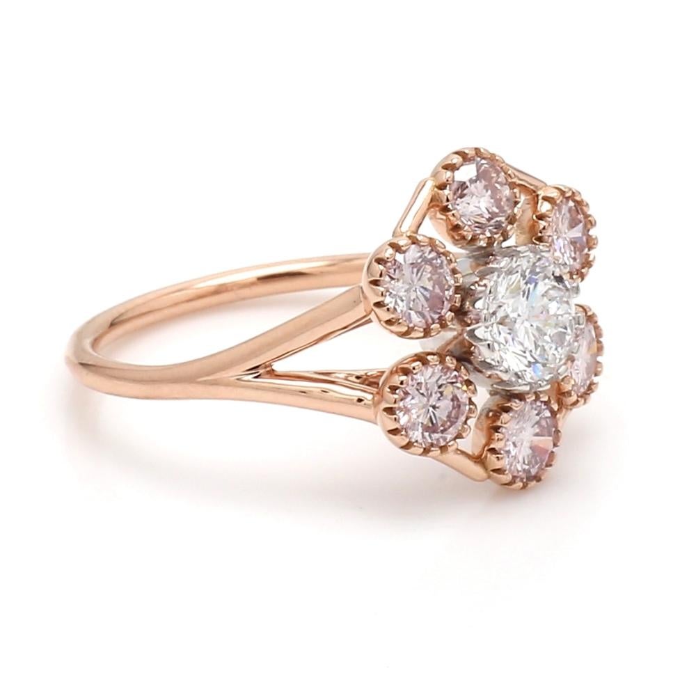 Anillo de oro con diamantes y acento de diamantes rosas Sz. 6.5

Este anillo de herencia presenta un diamante brillante redondo de 0,53 quilates, engastado en oro blanco y amarillo de 18 quilates. Está acentuado con 0,79 quilates de diamantes rosas