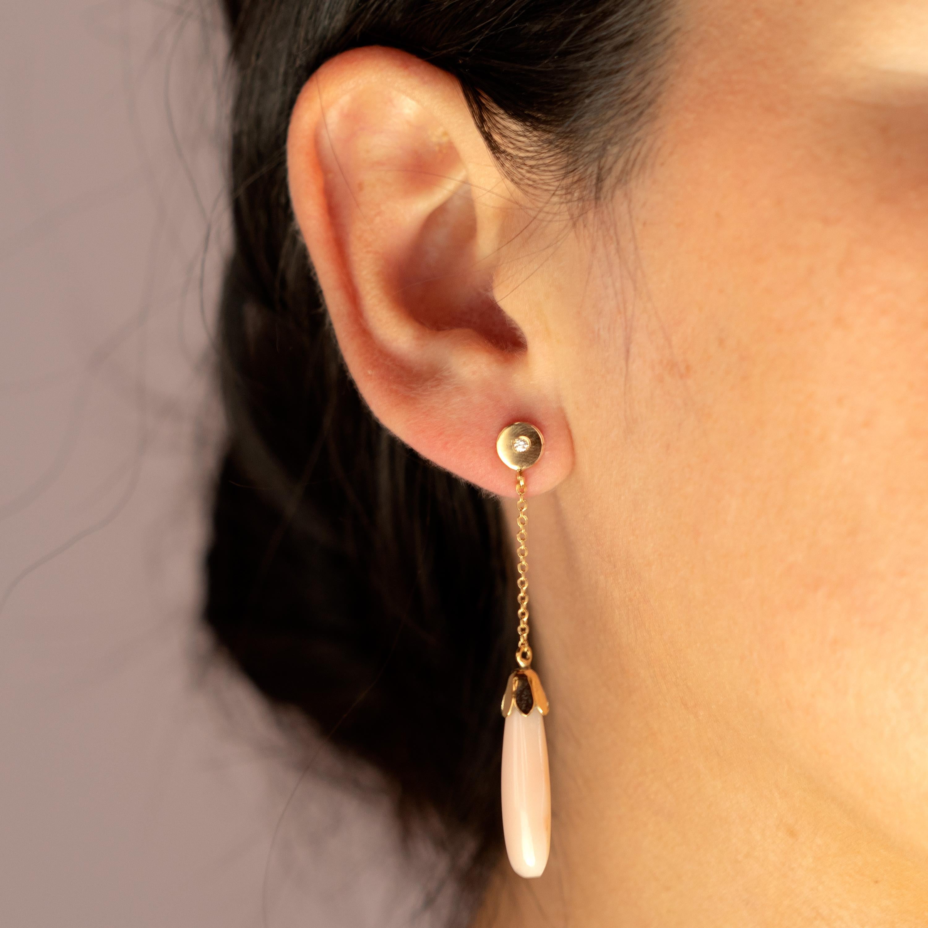 Pendientes colgantes de oro amarillo de 18 quilates hechos a mano con gotas de coral natural rosa diamante en venta 7