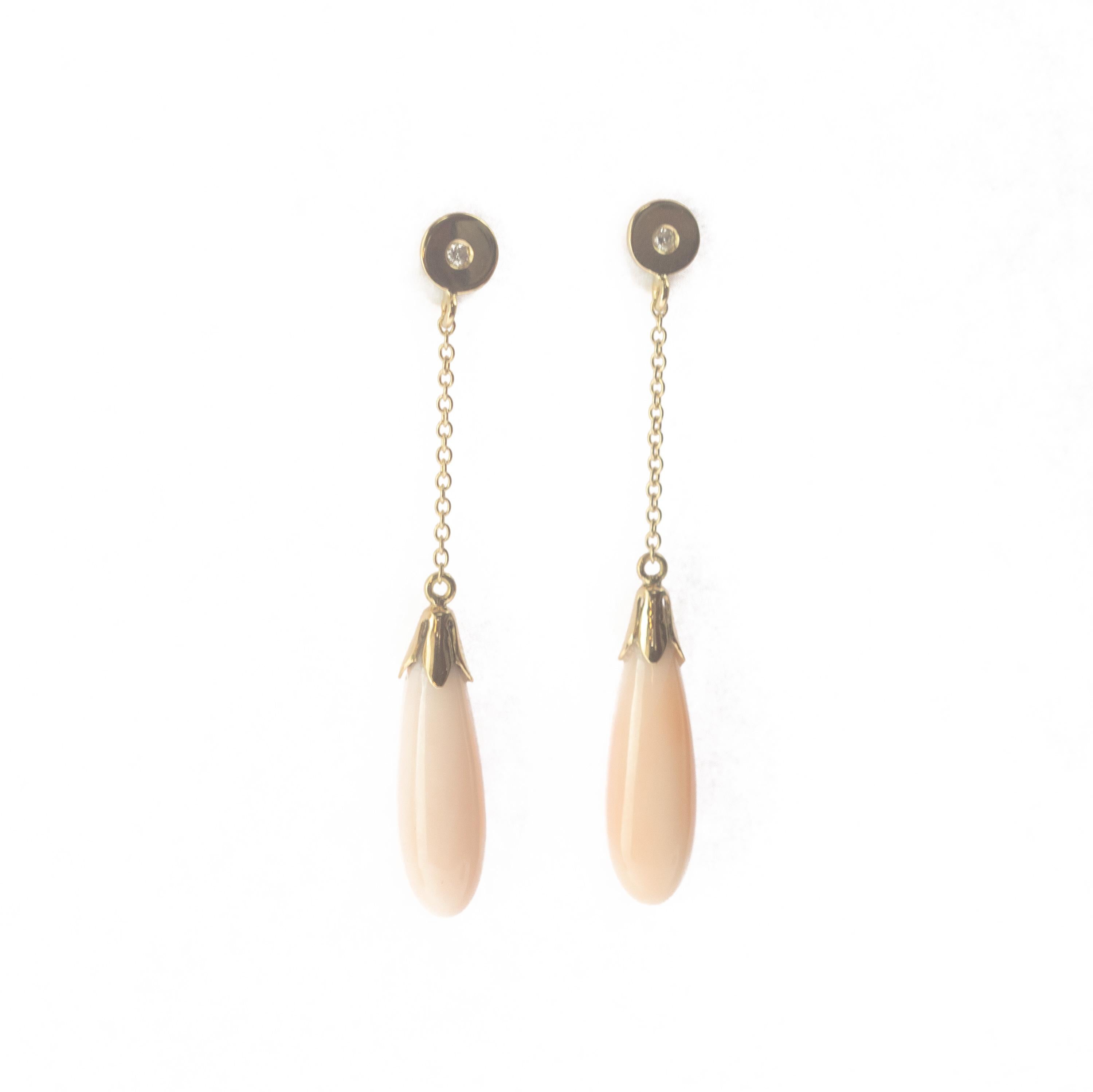 Pendientes colgantes de oro amarillo de 18 quilates hechos a mano con gotas de coral natural rosa diamante en venta 3