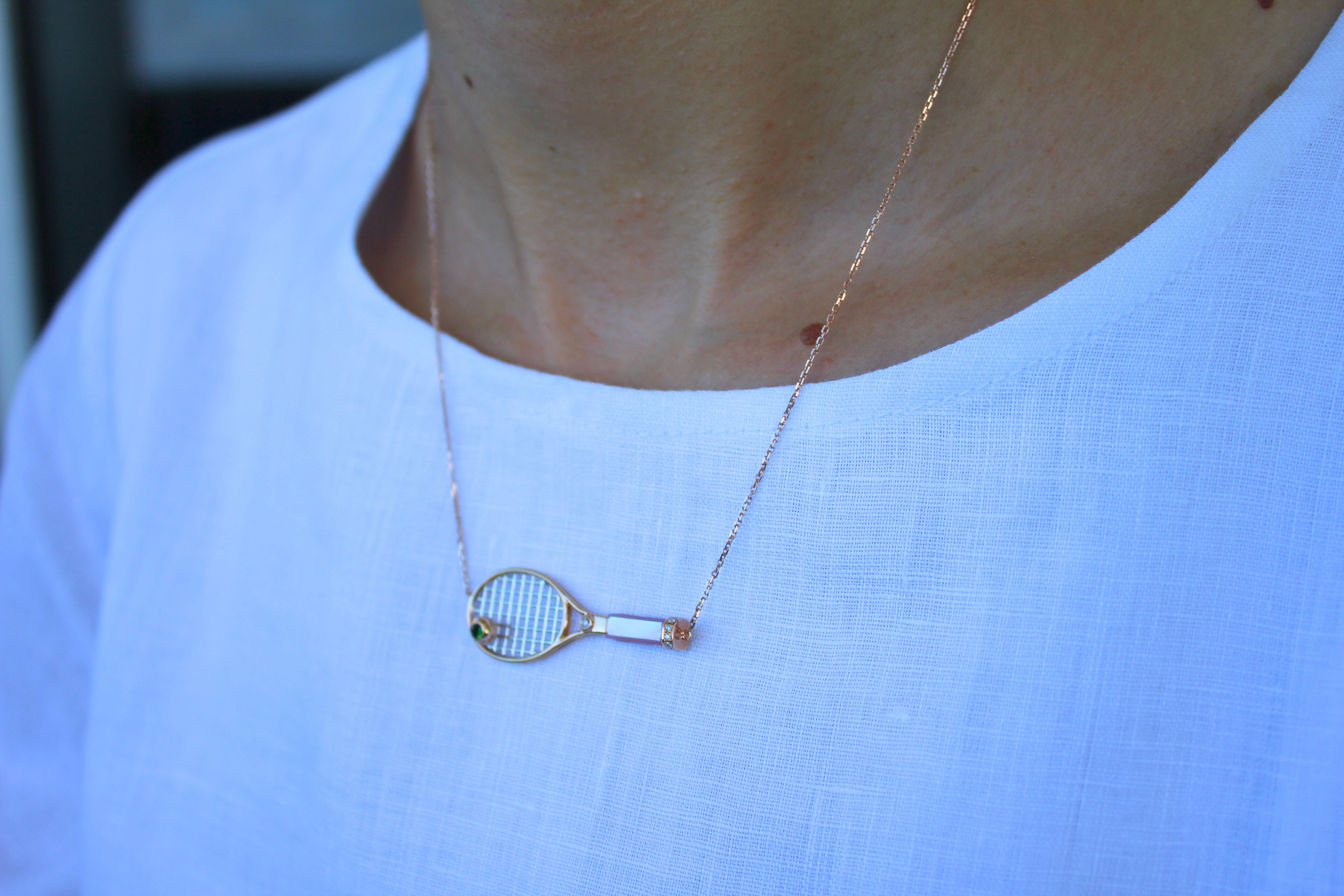 Halskette mit Diamant-Rosa Perle Smaragd 18 Karat Gold Tennis Racket Charm-Anhänger für Damen oder Herren im Angebot
