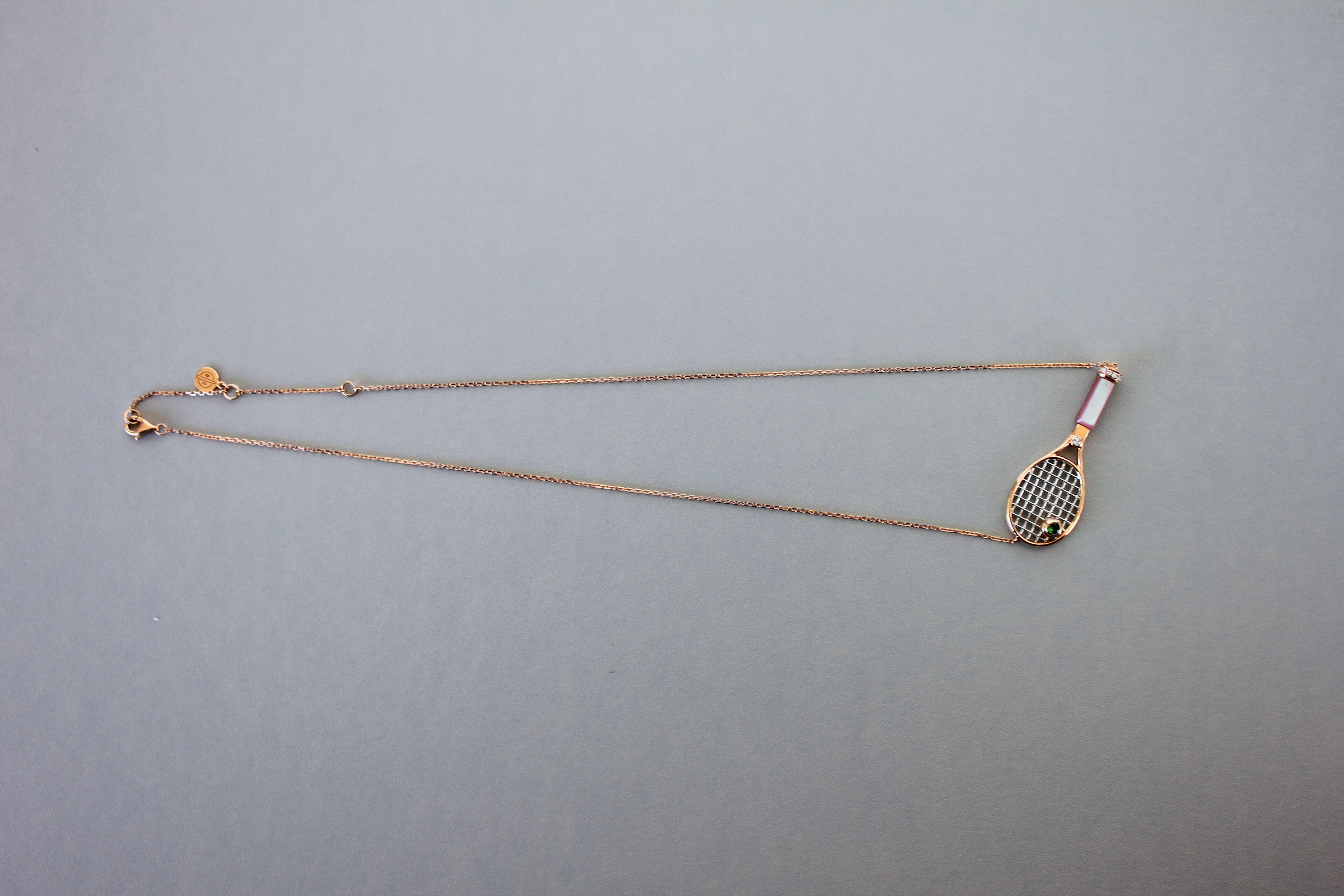 Halskette mit Diamant-Rosa Perle Smaragd 18 Karat Gold Tennis Racket Charm-Anhänger (Moderne) im Angebot
